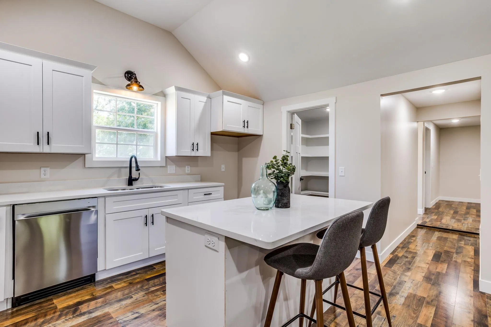 Halstead, Kansas 67056, United States, 5 Bedrooms Bedrooms, ,2 BathroomsBathrooms,Residential,Active,136297