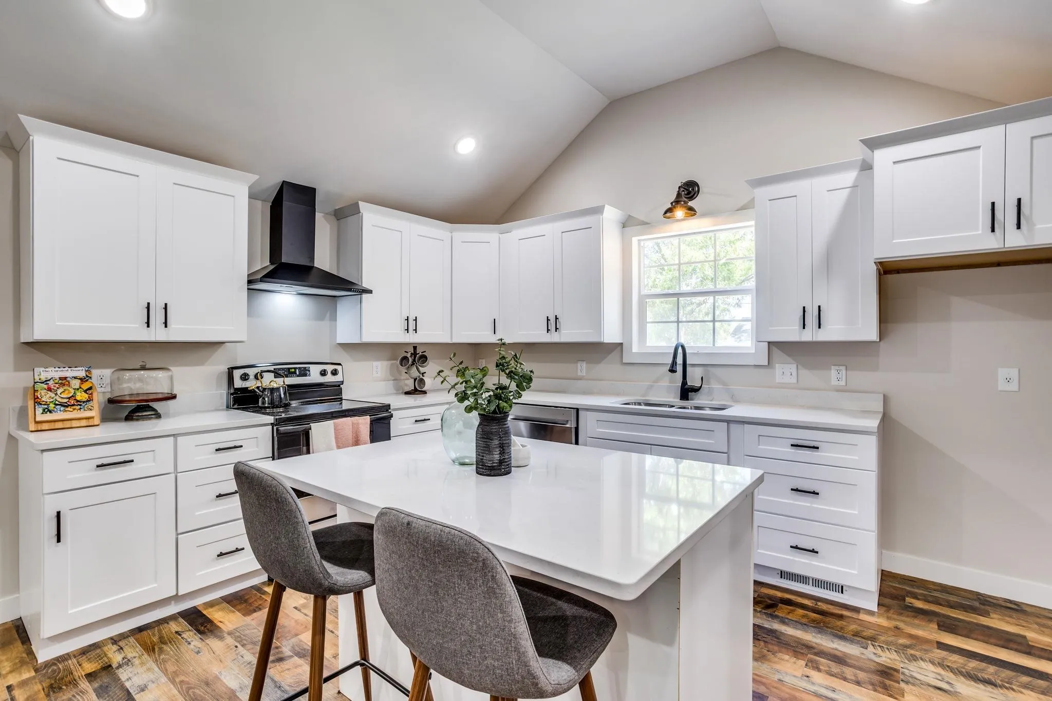 Halstead, Kansas 67056, United States, 5 Bedrooms Bedrooms, ,2 BathroomsBathrooms,Residential,Active,136297