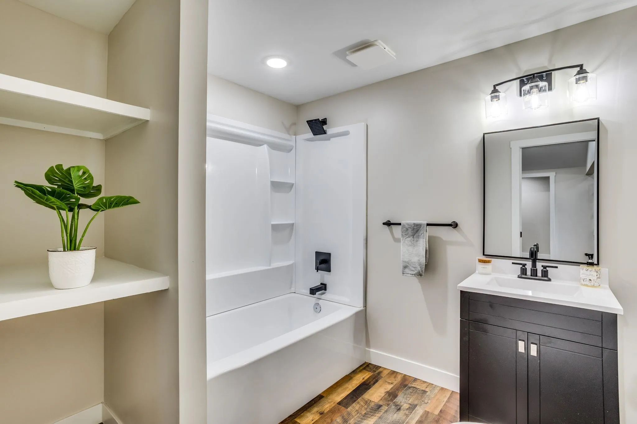 Halstead, Kansas 67056, United States, 5 Bedrooms Bedrooms, ,2 BathroomsBathrooms,Residential,Active,136297