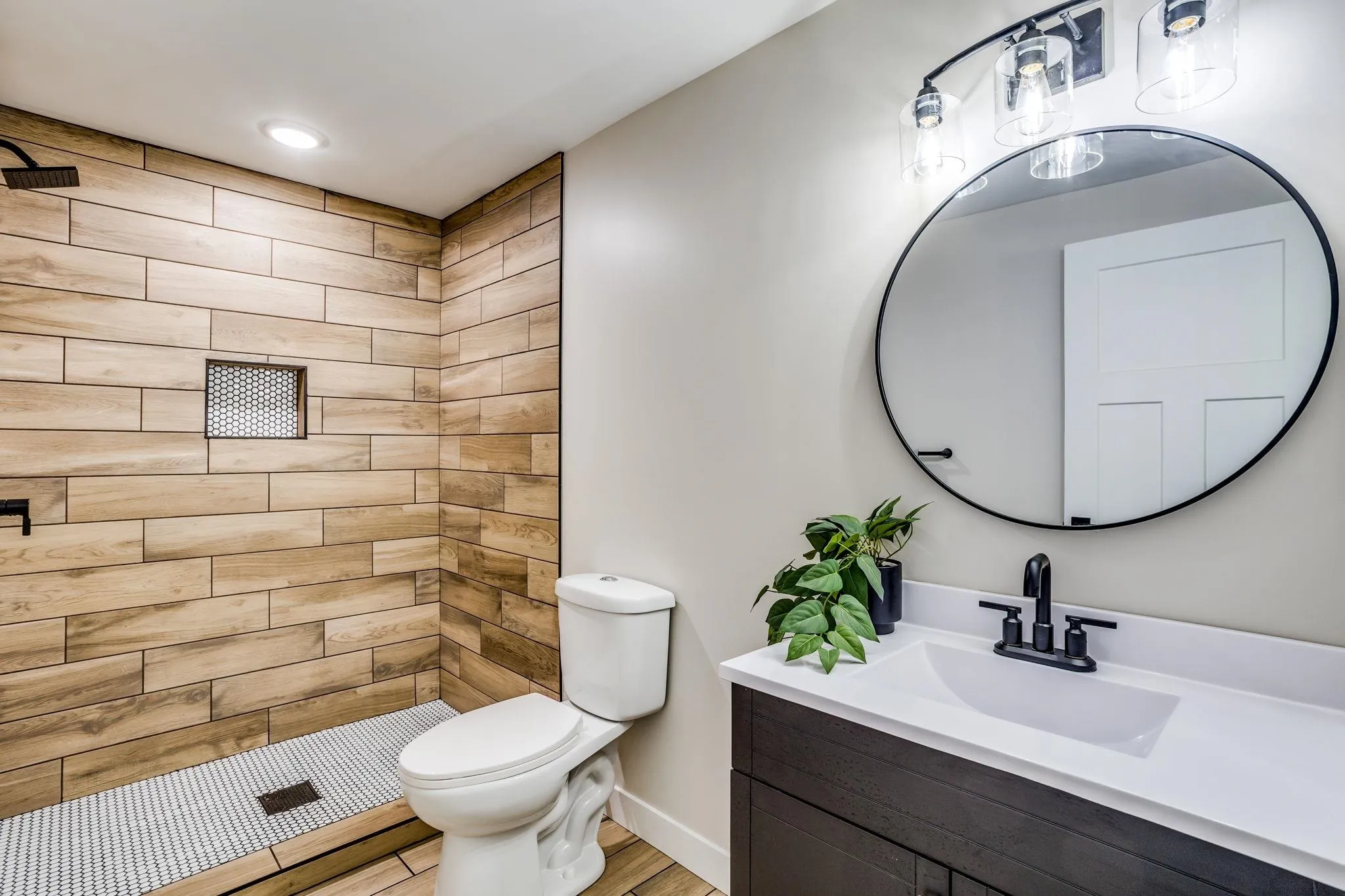 Halstead, Kansas 67056, United States, 5 Bedrooms Bedrooms, ,2 BathroomsBathrooms,Residential,Active,136297