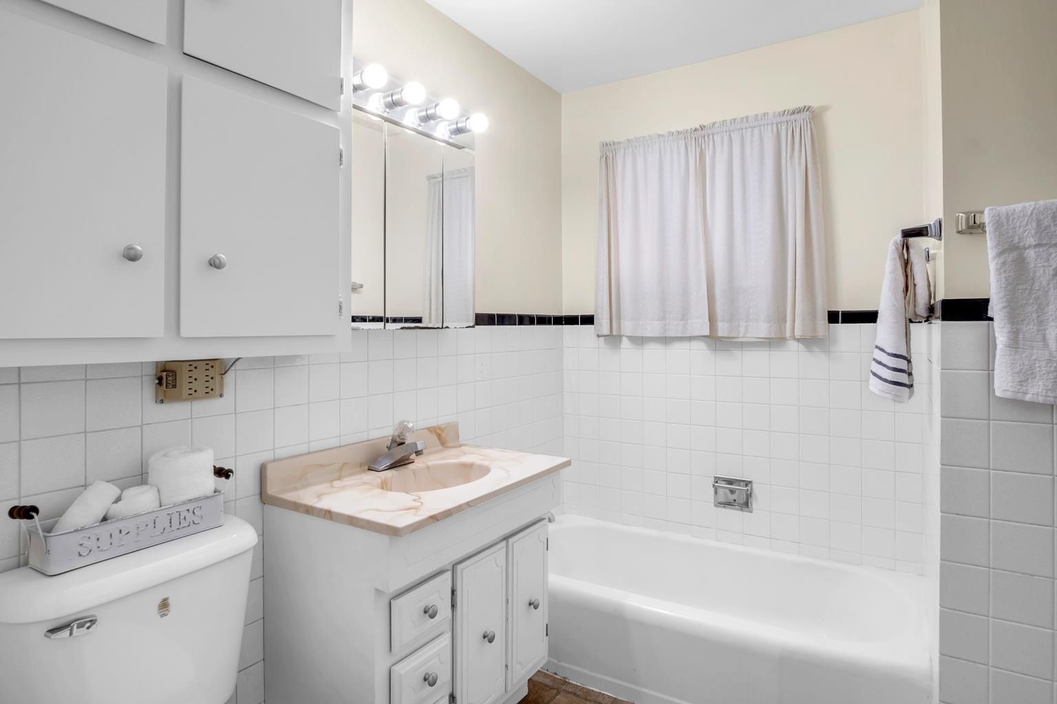 Newton, Kansas 67114, United States, 4 Bedrooms Bedrooms, ,2 BathroomsBathrooms,Residential,Pending,59919