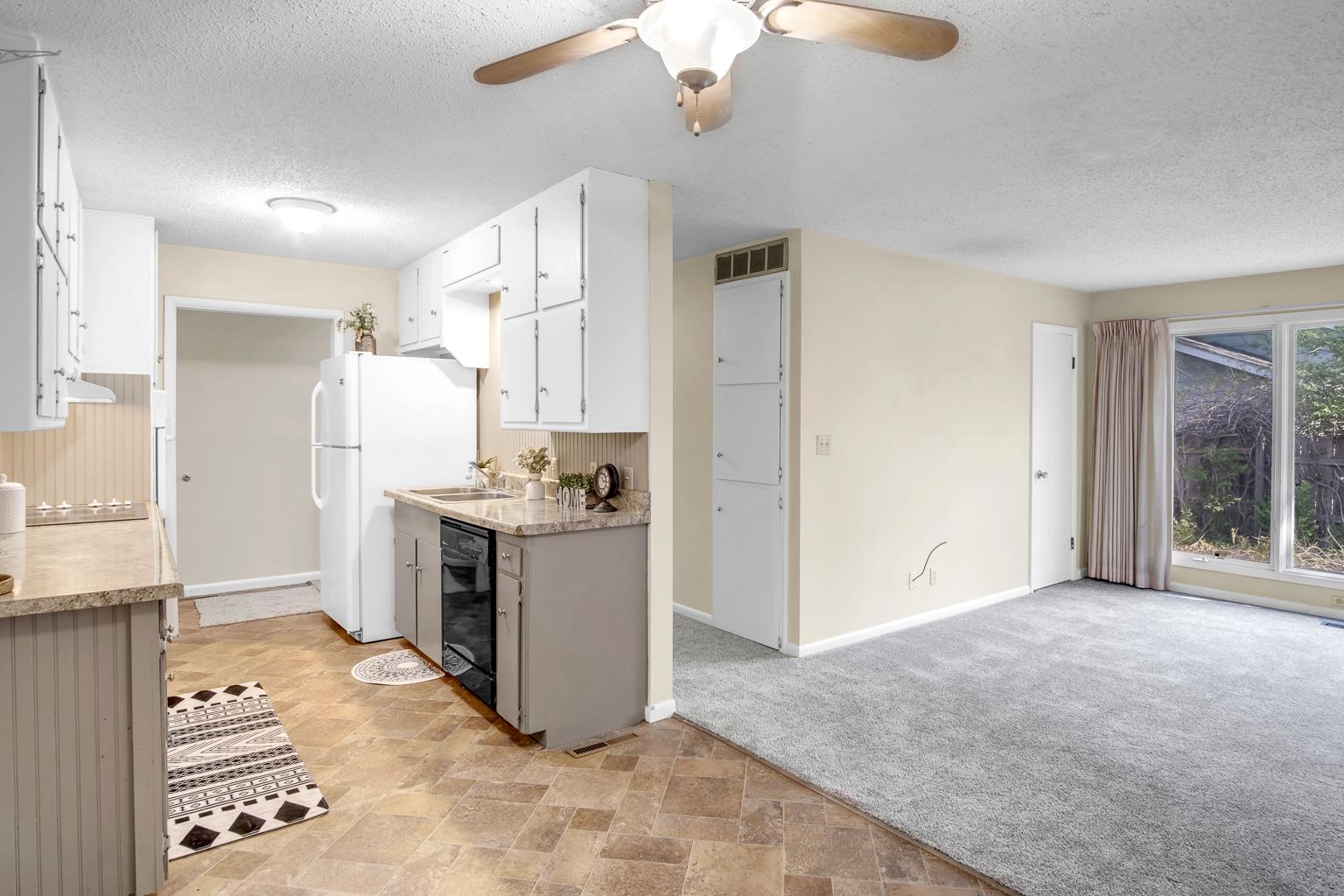 Newton, Kansas 67114, United States, 4 Bedrooms Bedrooms, ,2 BathroomsBathrooms,Residential,Pending,59919