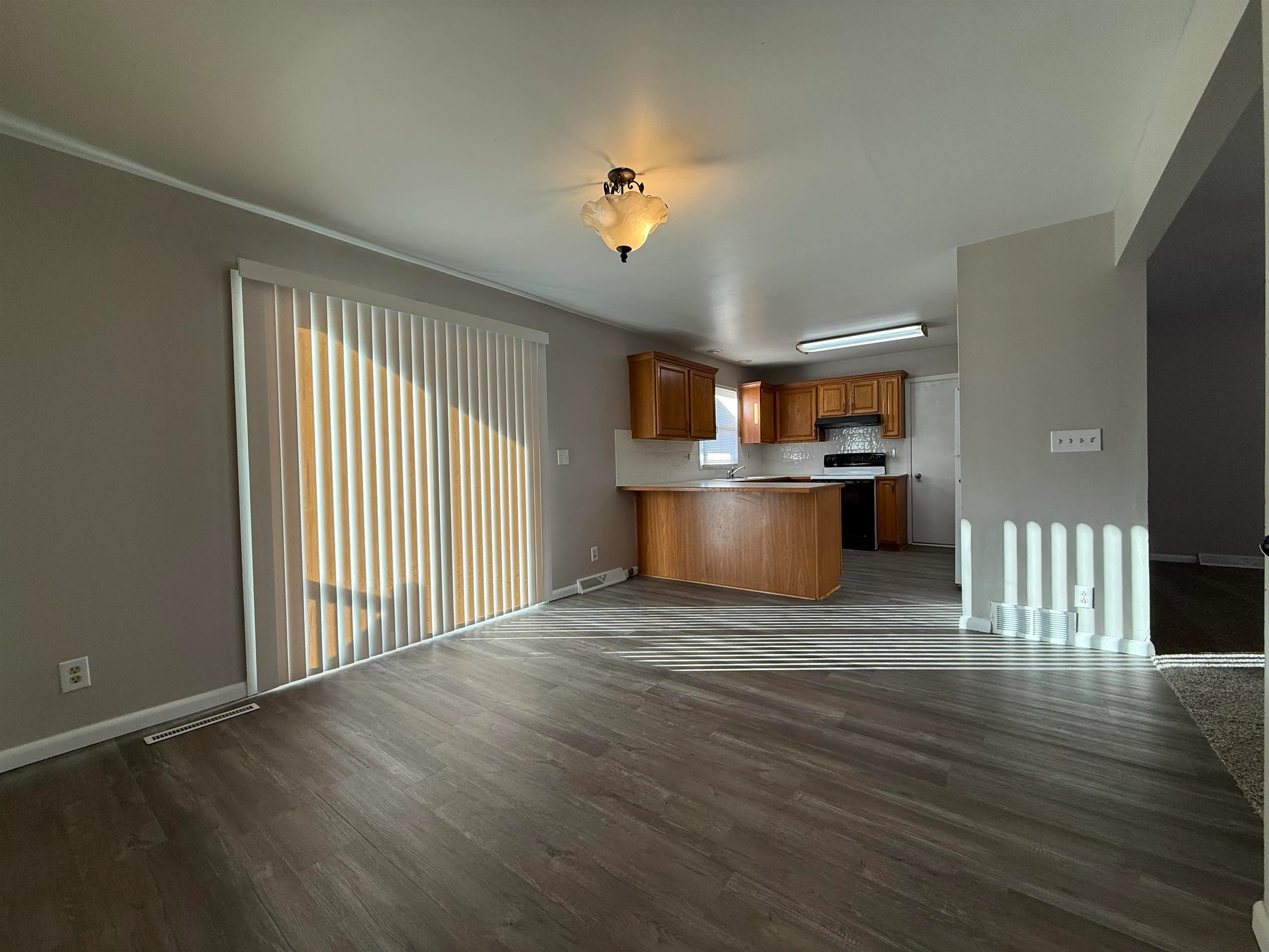 Winfield, Kansas 67156, United States, 4 Bedrooms Bedrooms, ,2 BathroomsBathrooms,Residential,Active,243804