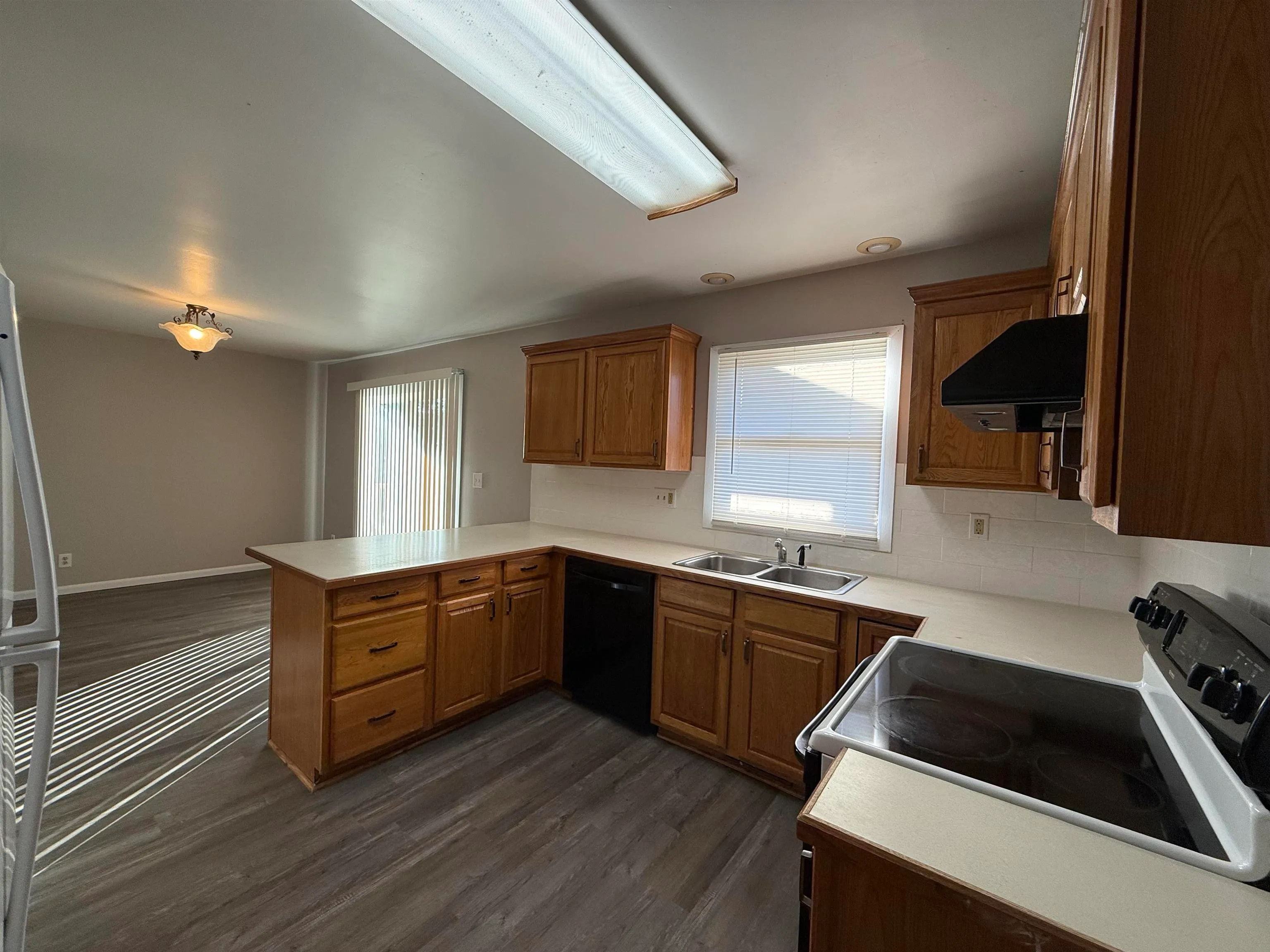 Winfield, Kansas 67156, United States, 4 Bedrooms Bedrooms, ,2 BathroomsBathrooms,Residential,Active,243804