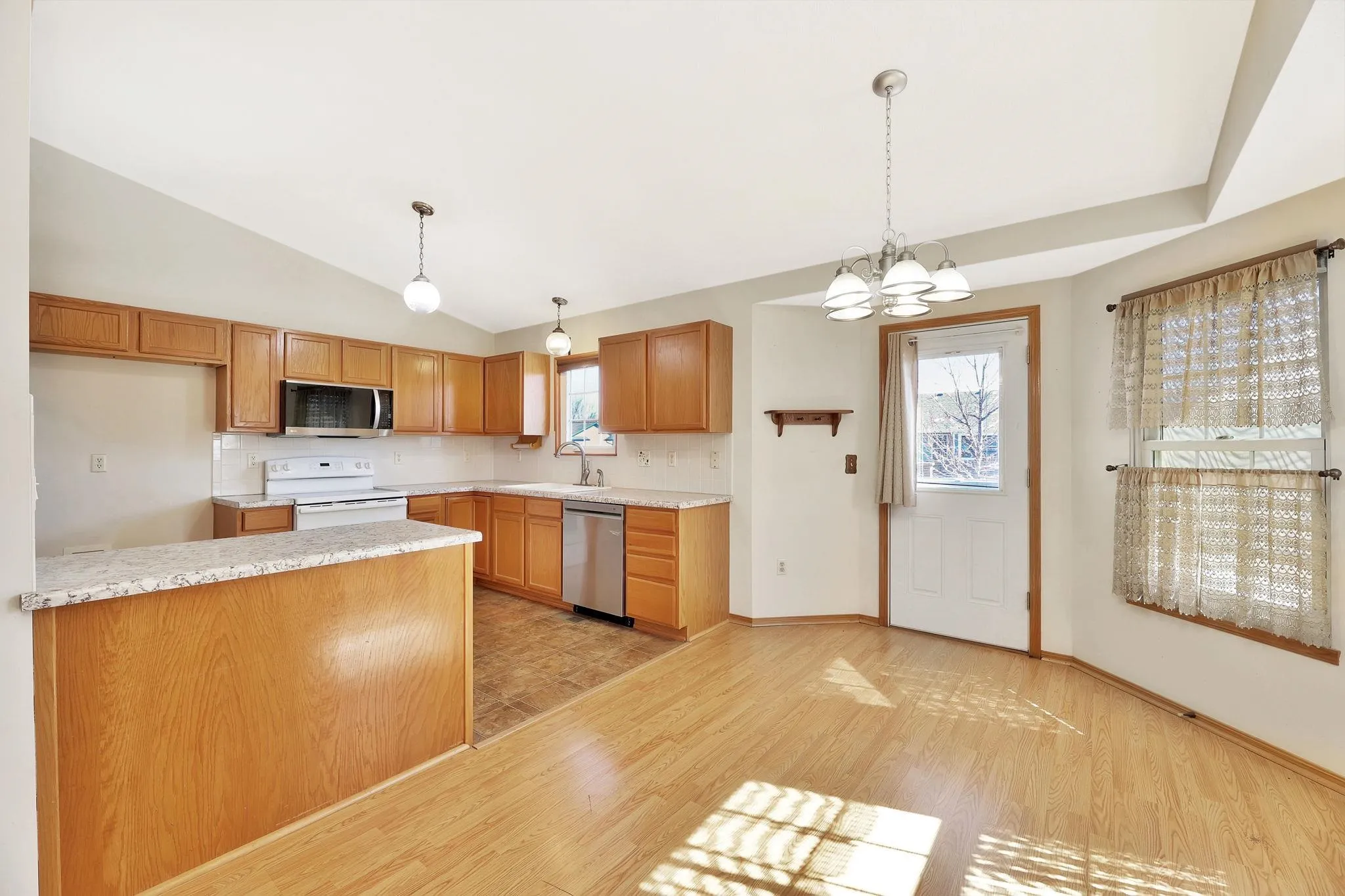 Wichita, Kansas 67212, United States, 3 Bedrooms Bedrooms, ,2 BathroomsBathrooms,Residential,Pending,78280