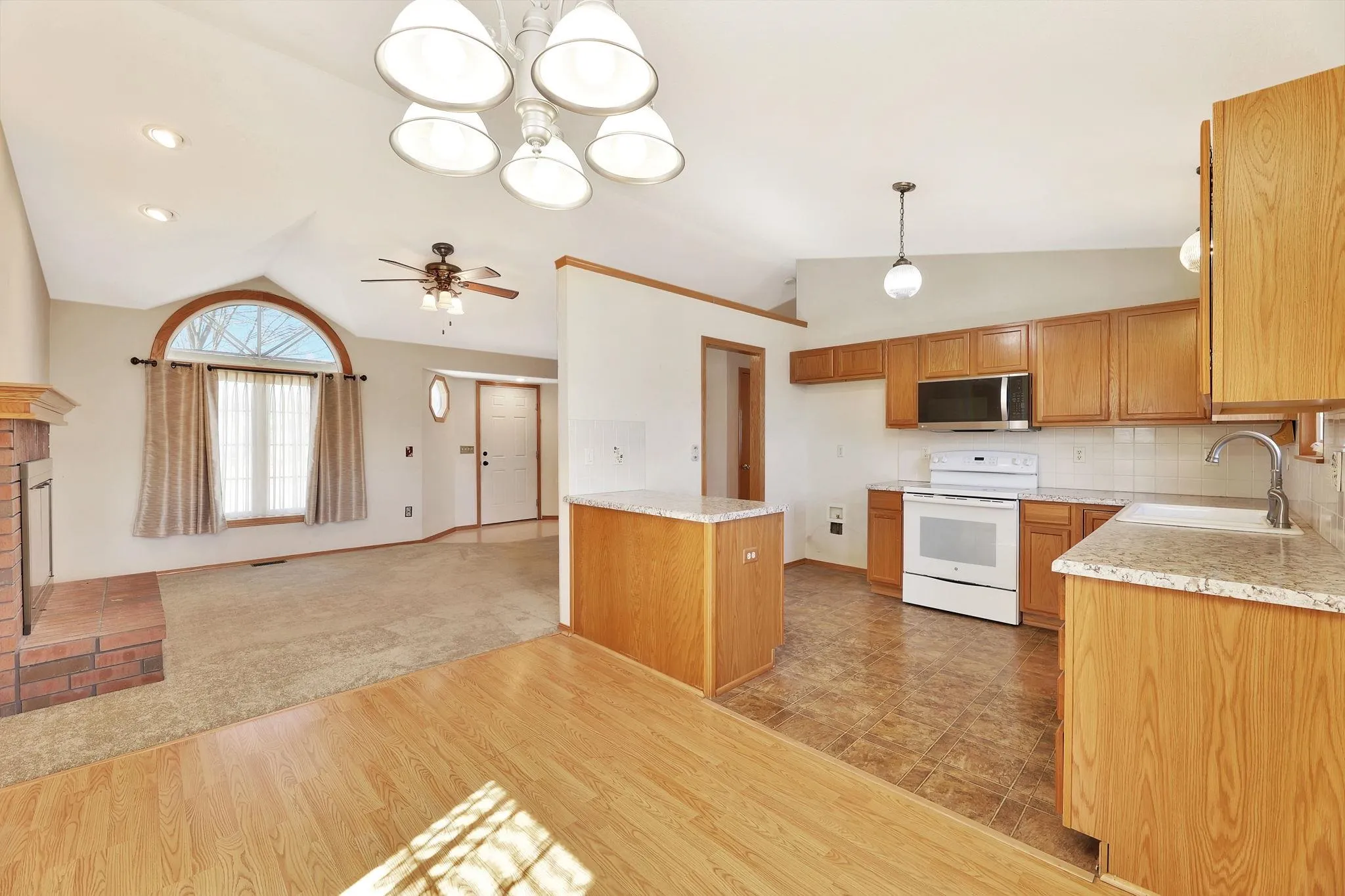 Wichita, Kansas 67212, United States, 3 Bedrooms Bedrooms, ,2 BathroomsBathrooms,Residential,Pending,78280