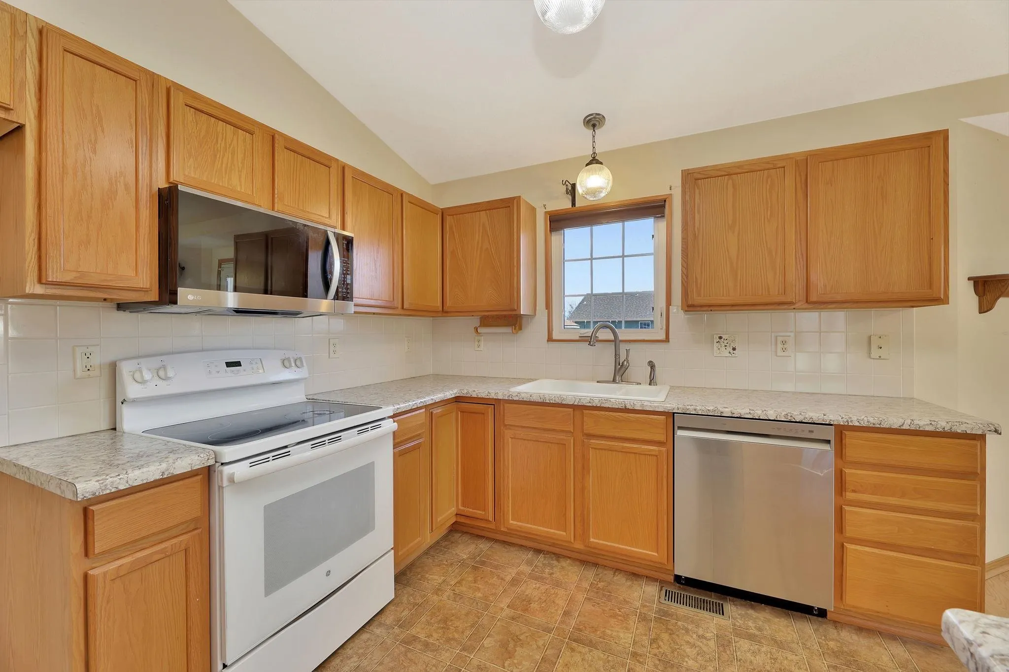 Wichita, Kansas 67212, United States, 3 Bedrooms Bedrooms, ,2 BathroomsBathrooms,Residential,Pending,78280