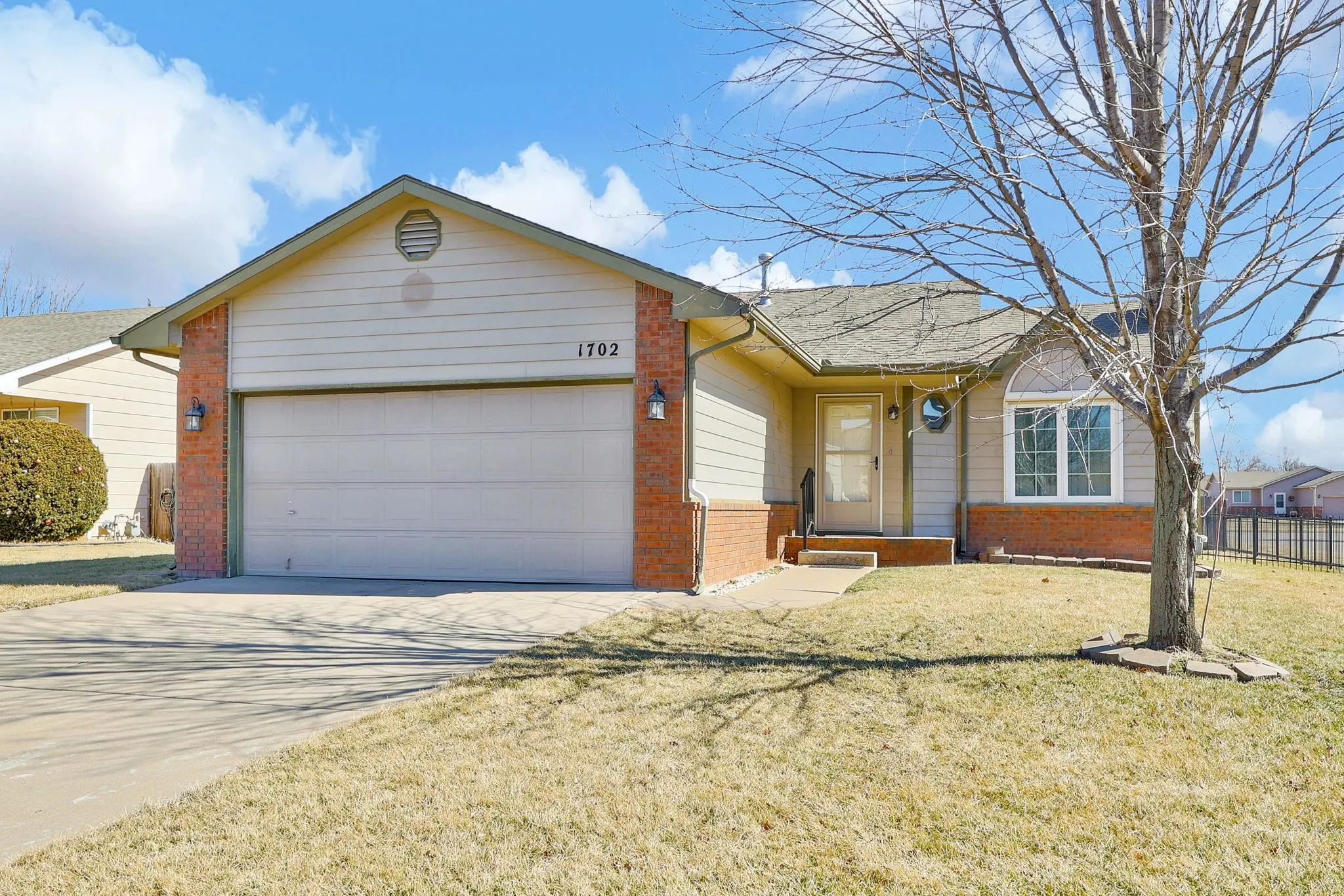 Wichita, Kansas 67212, United States, 3 Bedrooms Bedrooms, ,2 BathroomsBathrooms,Residential,Pending,78280