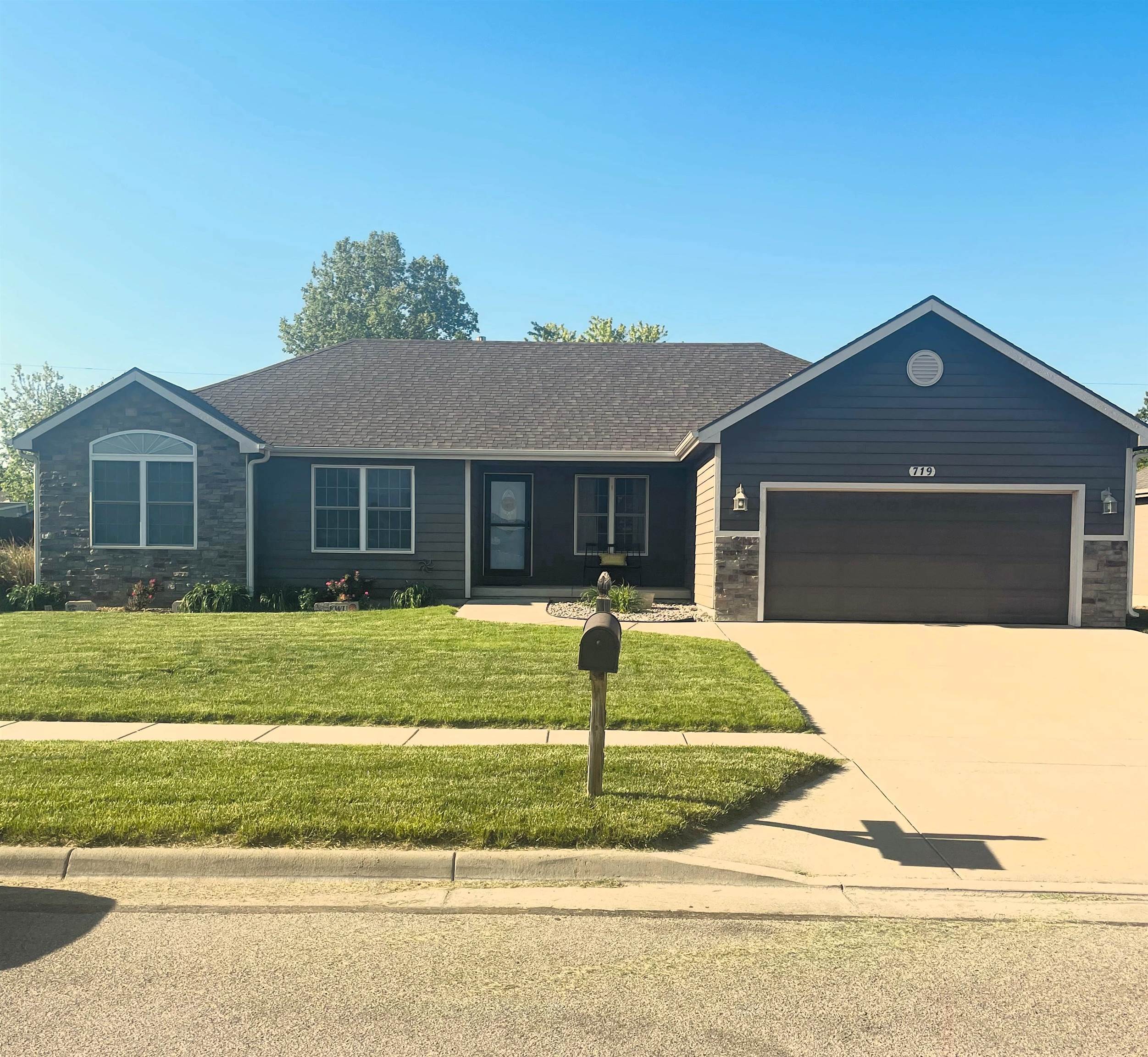719 Rittgers Ln, Salina, Kansas image 1