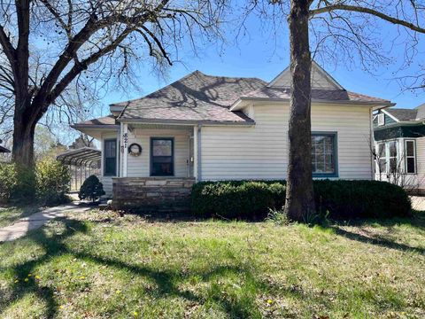 Homes For Sale - 821 E 10th Ave<br/> Winfield, KS 67005