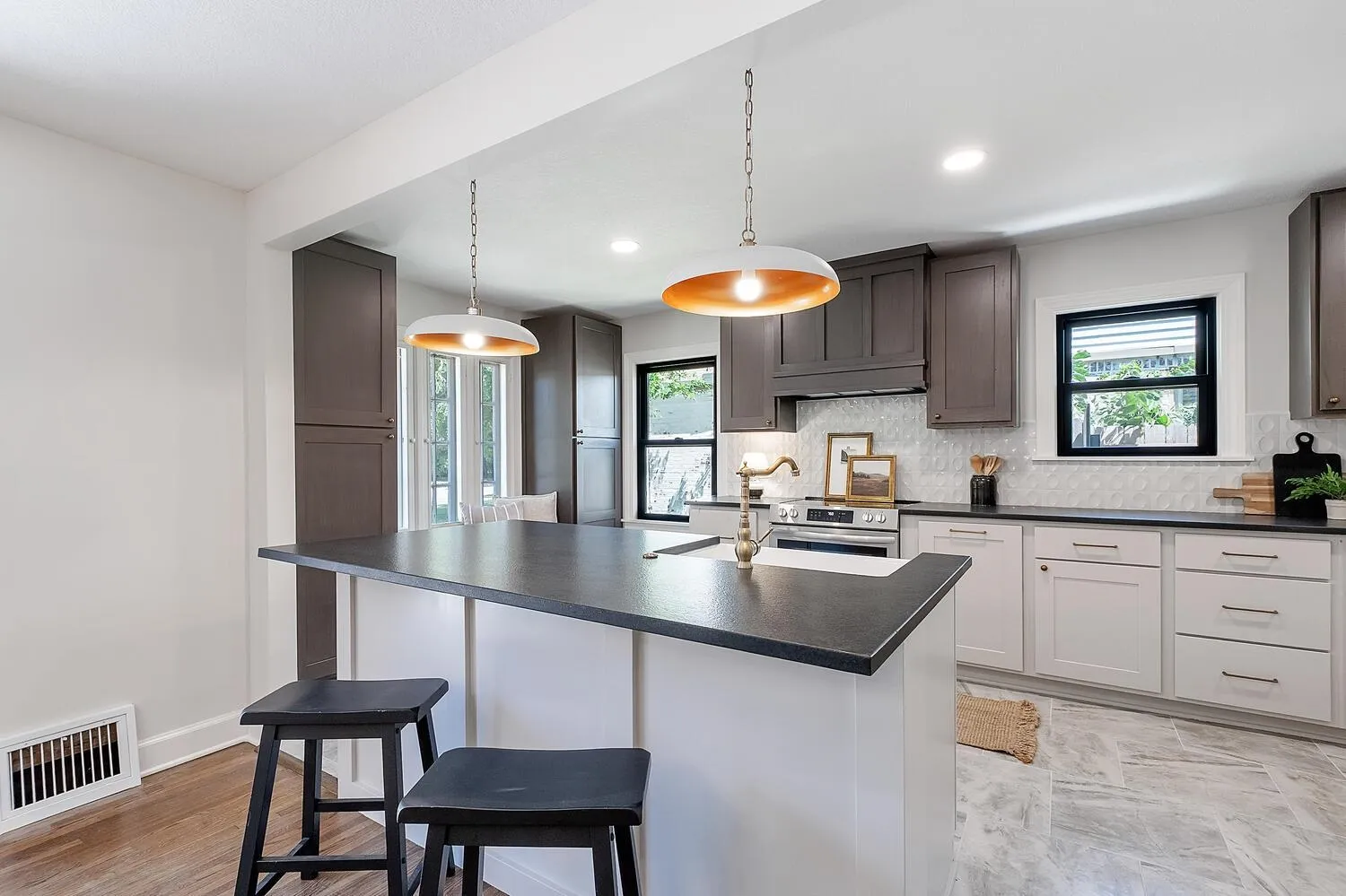 Wichita, Kansas 67208, United States, 3 Bedrooms Bedrooms, ,3 BathroomsBathrooms,Residential,Active,169204