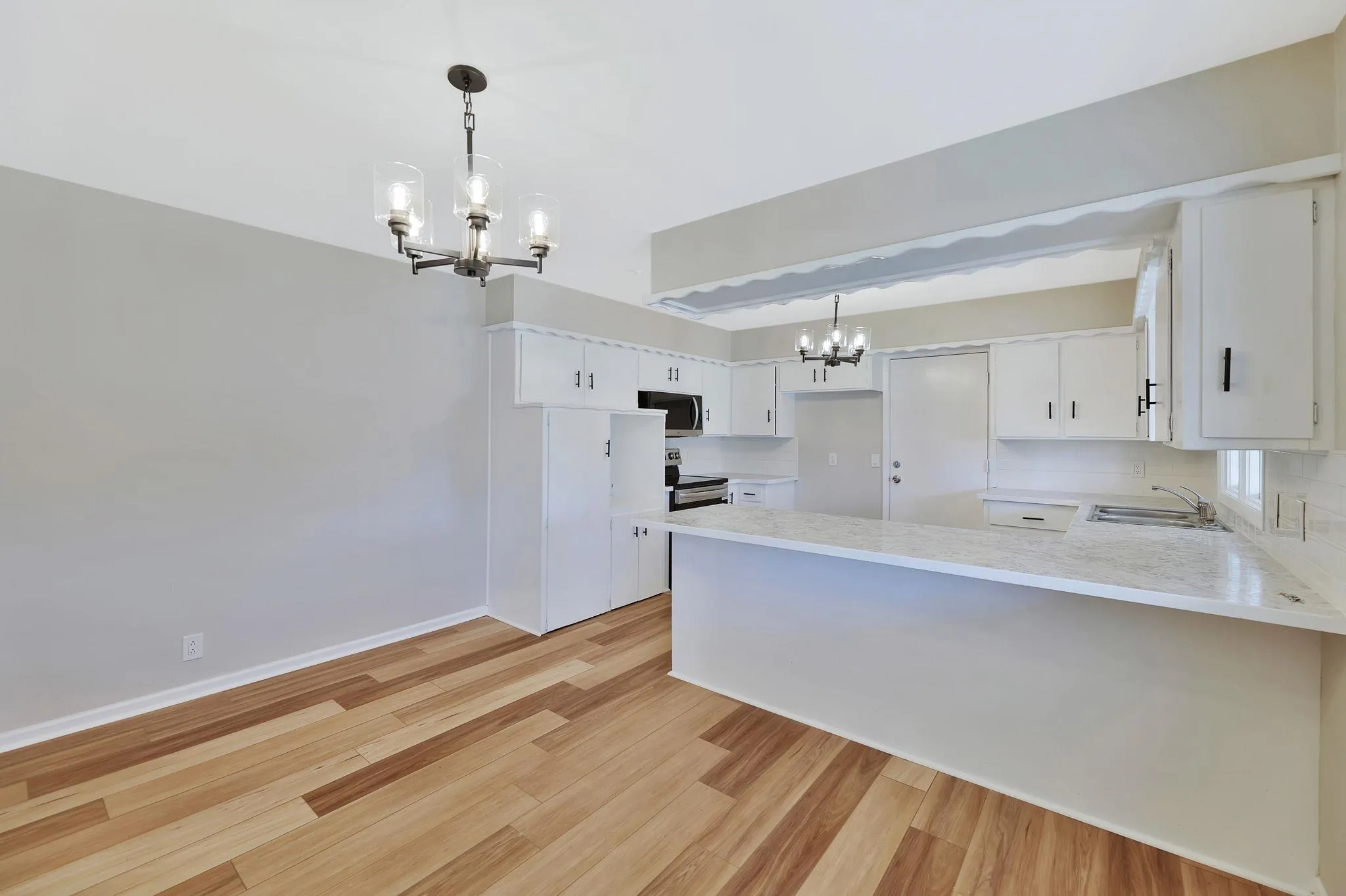 Wichita, Kansas 67203, United States, 4 Bedrooms Bedrooms, ,2 BathroomsBathrooms,Residential,Active,92284