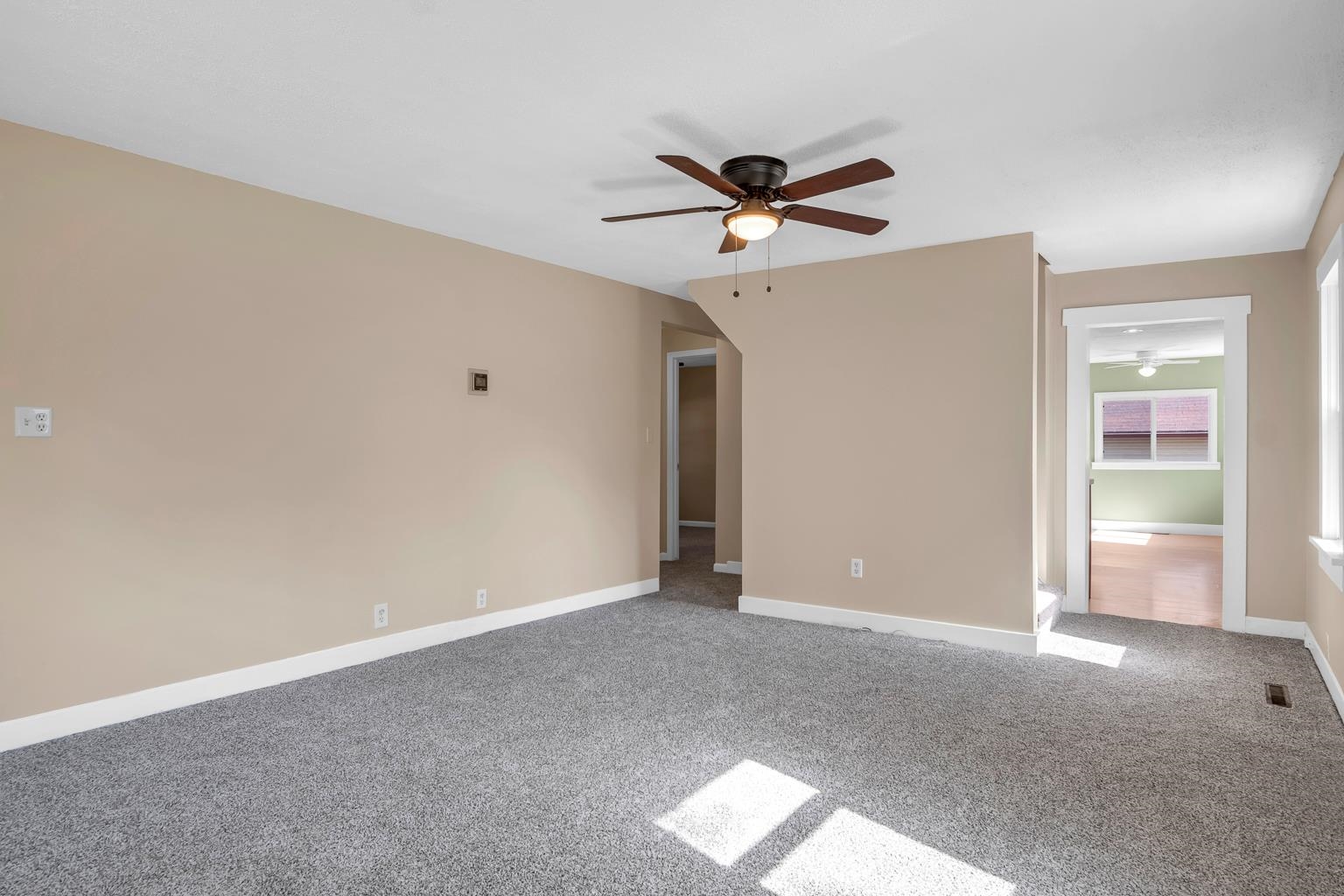 Newton, Kansas 67114, United States, 5 Bedrooms Bedrooms, ,2 BathroomsBathrooms,Residential,Pending,59740