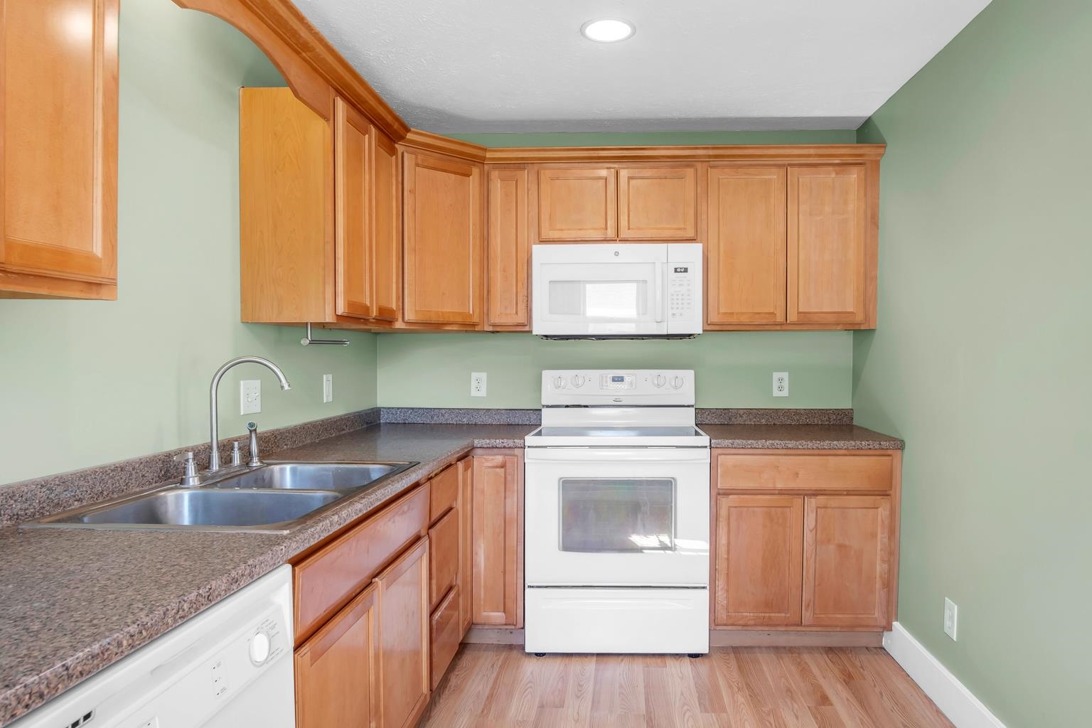 Newton, Kansas 67114, United States, 5 Bedrooms Bedrooms, ,2 BathroomsBathrooms,Residential,Pending,59740