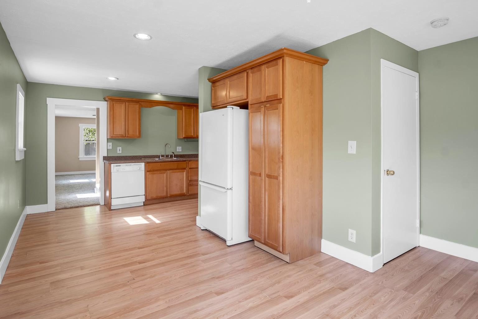 Newton, Kansas 67114, United States, 5 Bedrooms Bedrooms, ,2 BathroomsBathrooms,Residential,Pending,59740