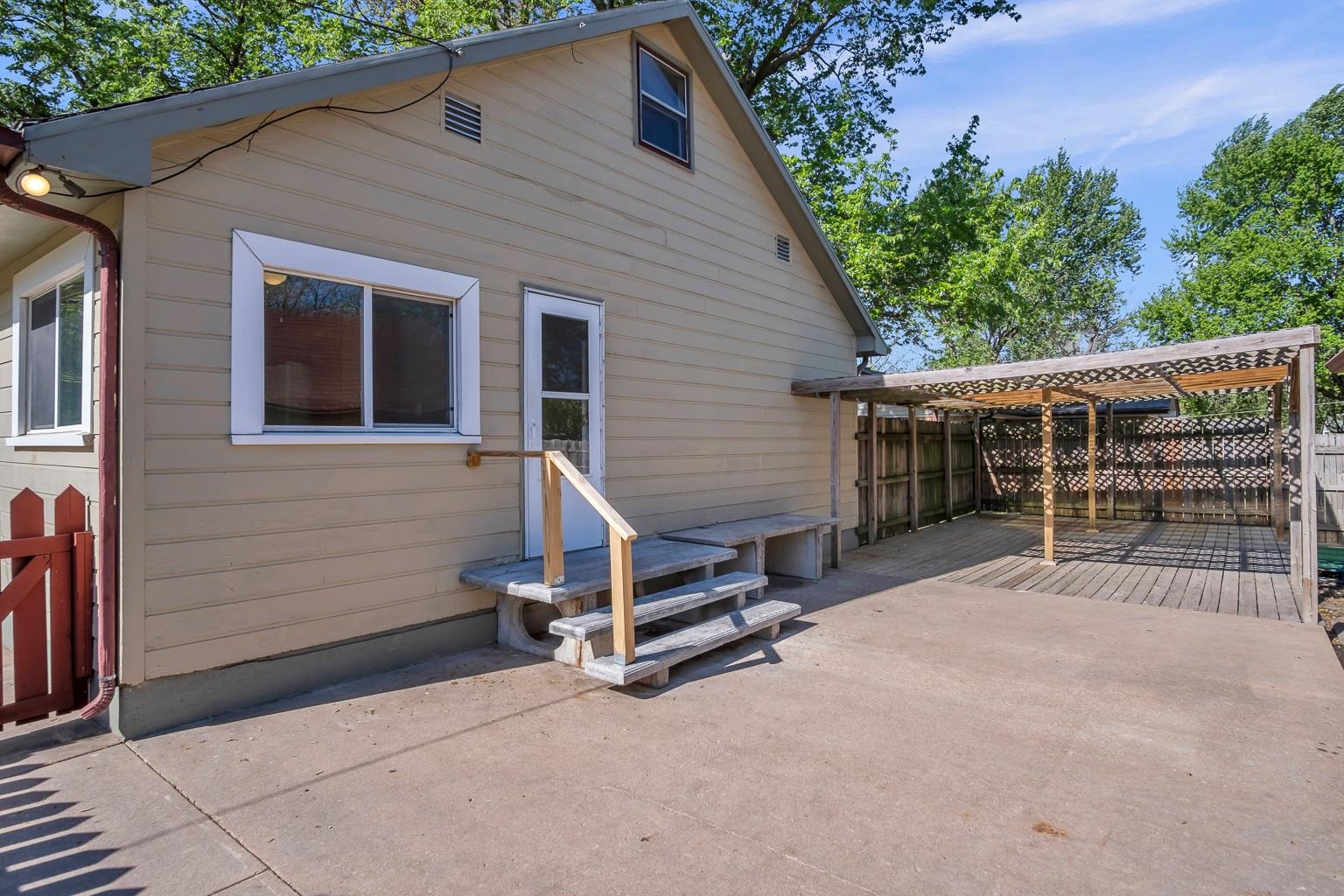 Newton, Kansas 67114, United States, 5 Bedrooms Bedrooms, ,2 BathroomsBathrooms,Residential,Pending,59740