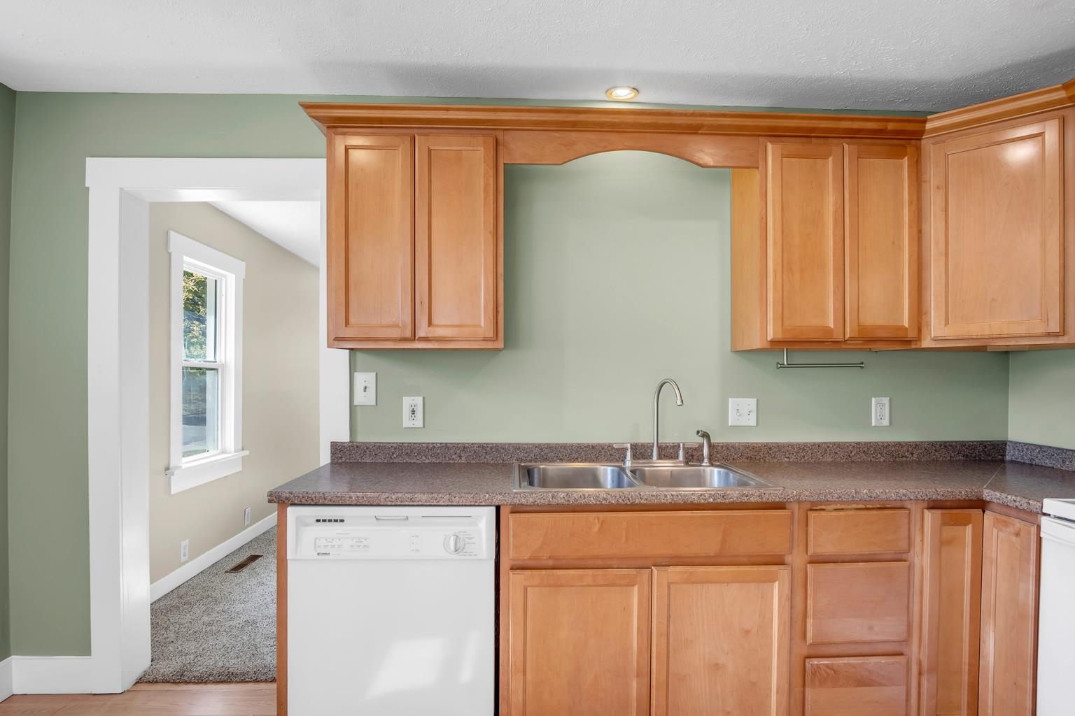 Newton, Kansas 67114, United States, 5 Bedrooms Bedrooms, ,2 BathroomsBathrooms,Residential,Pending,59740