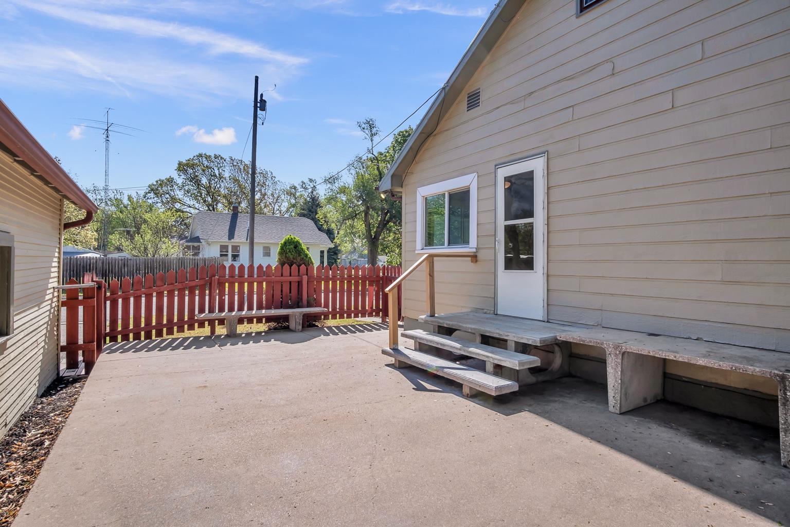 Newton, Kansas 67114, United States, 5 Bedrooms Bedrooms, ,2 BathroomsBathrooms,Residential,Pending,59740