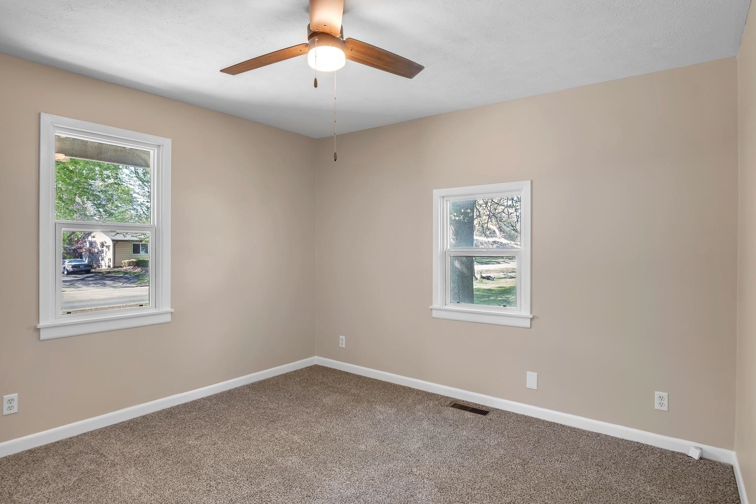 Newton, Kansas 67114, United States, 5 Bedrooms Bedrooms, ,2 BathroomsBathrooms,Residential,Pending,59740