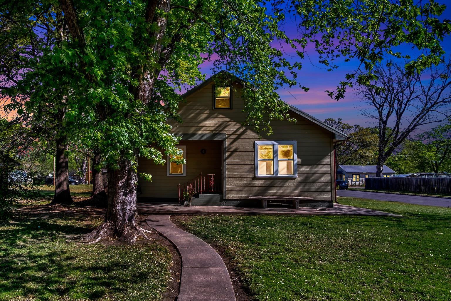 Newton, Kansas 67114, United States, 5 Bedrooms Bedrooms, ,2 BathroomsBathrooms,Residential,Pending,59740