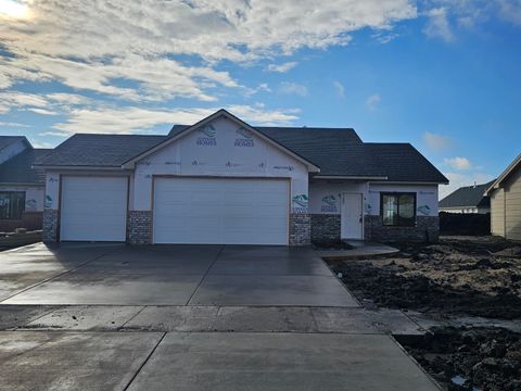 Homes For Sale - 1601 Midway Ct<br/> Valley Center, KS 67147