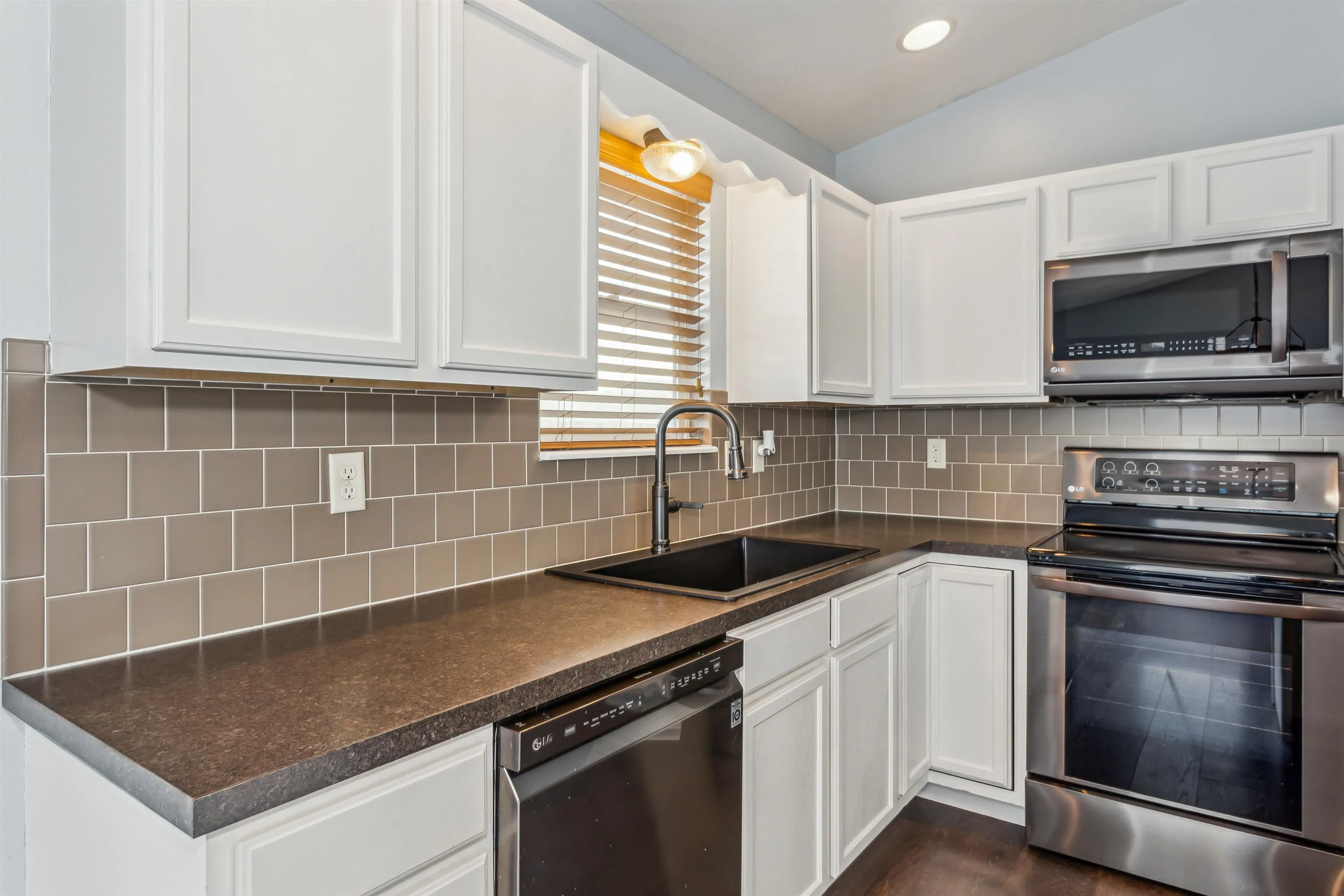 Wichita, Kansas 67207, United States, 3 Bedrooms Bedrooms, ,3 BathroomsBathrooms,Residential,Pending,13378