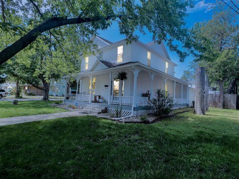 Homes For Sale - 400 E 1st St<br/> Newton, KS 67114