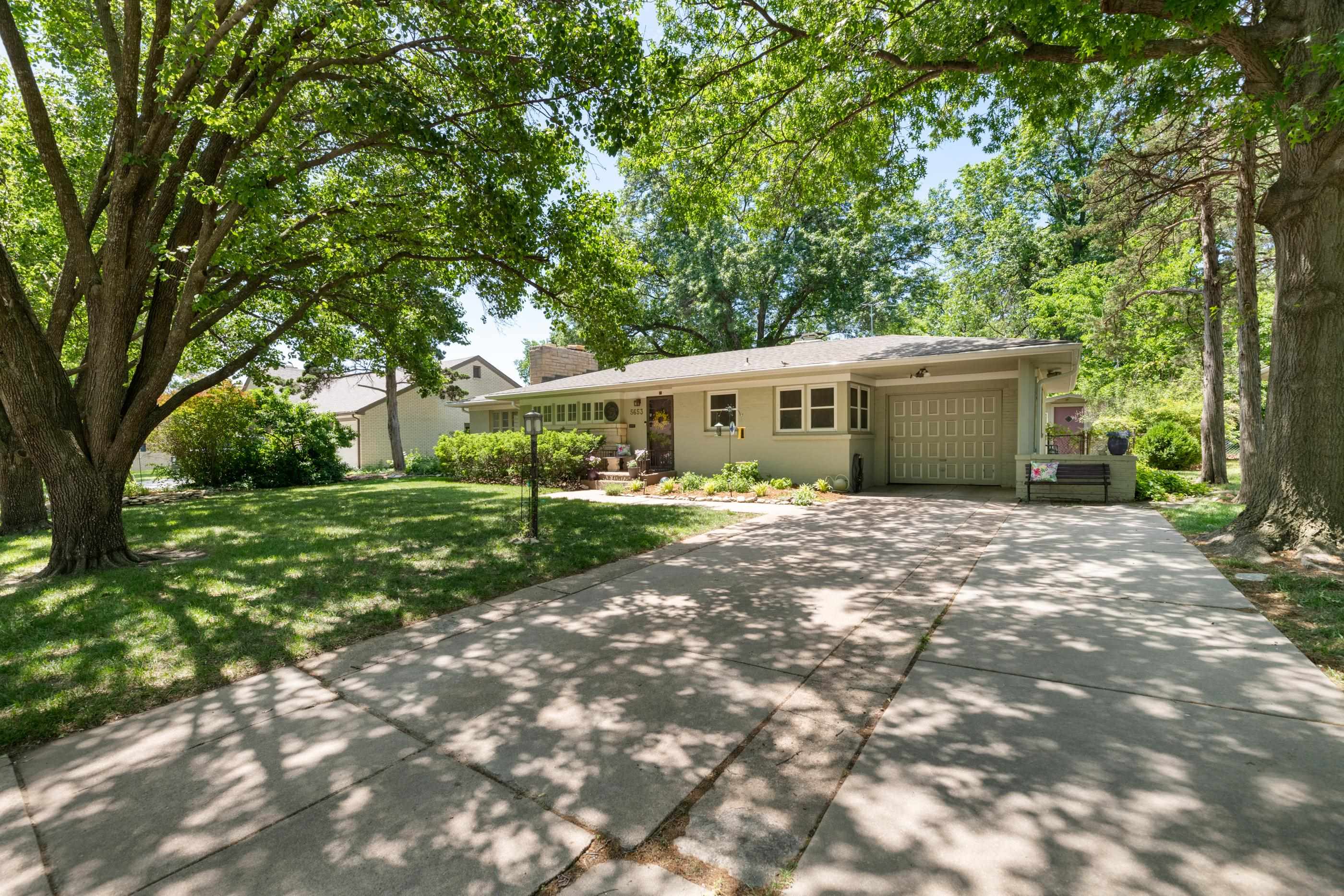 5653 E Park Hollow Dr, Wichita, Kansas image 1
