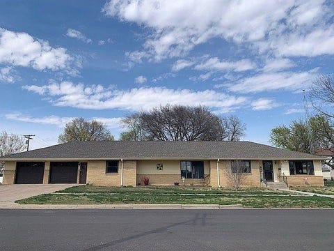 Homes For Sale - 212 W Fourth St<br/> Minneapolis, KS 67467