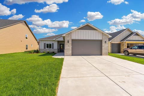 Townhouse For Sale - 702 N Rainbow Lake Ct<br/> Wichita, KS 67235