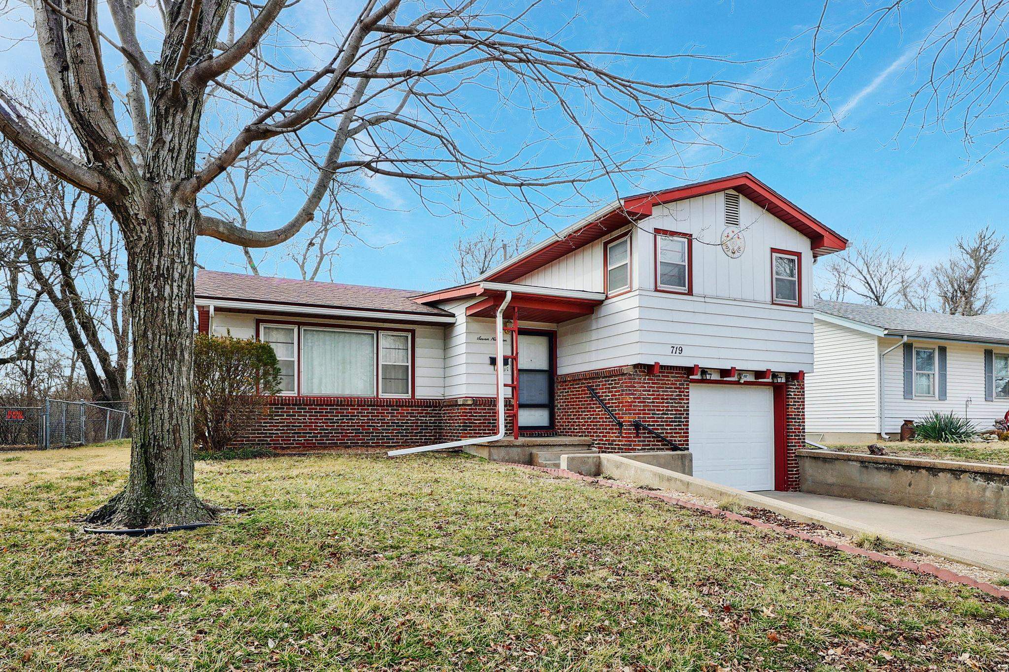 719 S Fredrick Dr, El Dorado, Kansas image 2