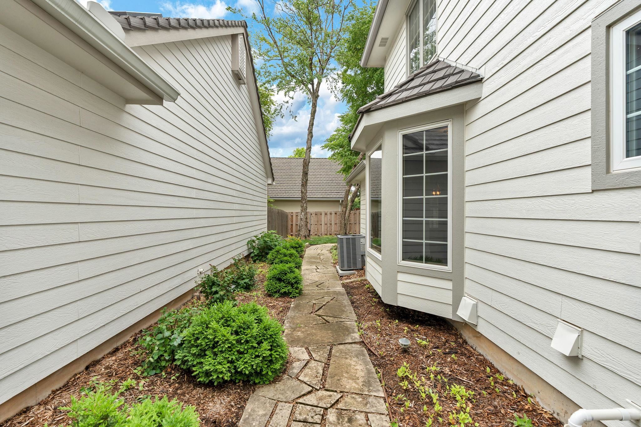 8909 E Bradford Circle, Wichita, Kansas image 32