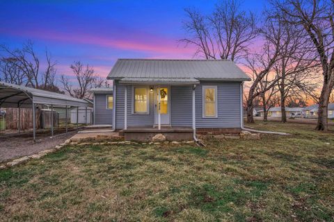 Photo of 402 W 7th Ave, El Dorado, KS 67042 (MLS # 669274)