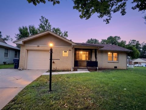 Homes For Sale - 2048 S Ridgewood Dr<br/> Wichita, KS 67218
