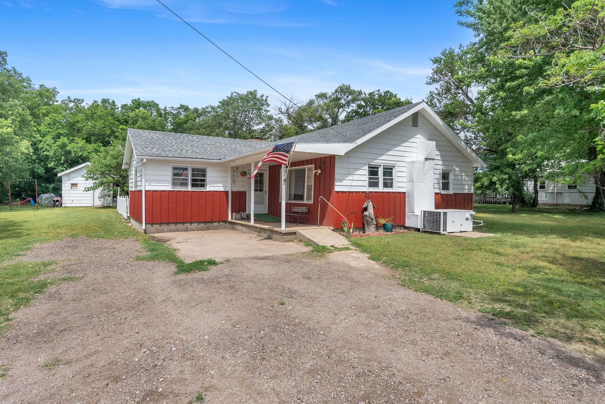 1003 N Olive St, Leon, Kansas image 1