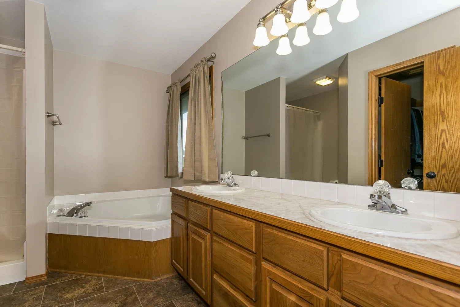 Derby, Kansas 67037, United States, 4 Bedrooms Bedrooms, ,3 BathroomsBathrooms,Residential,Pending,53942