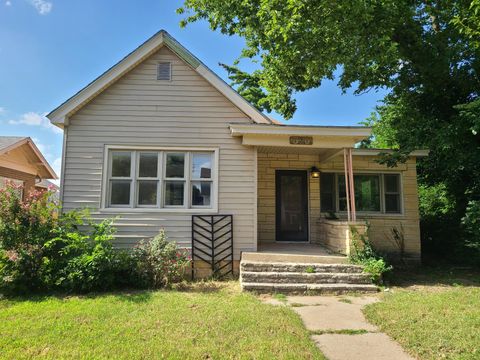Homes For Sale - 310 E 11th Ave<br/> Winfield, KS 67156