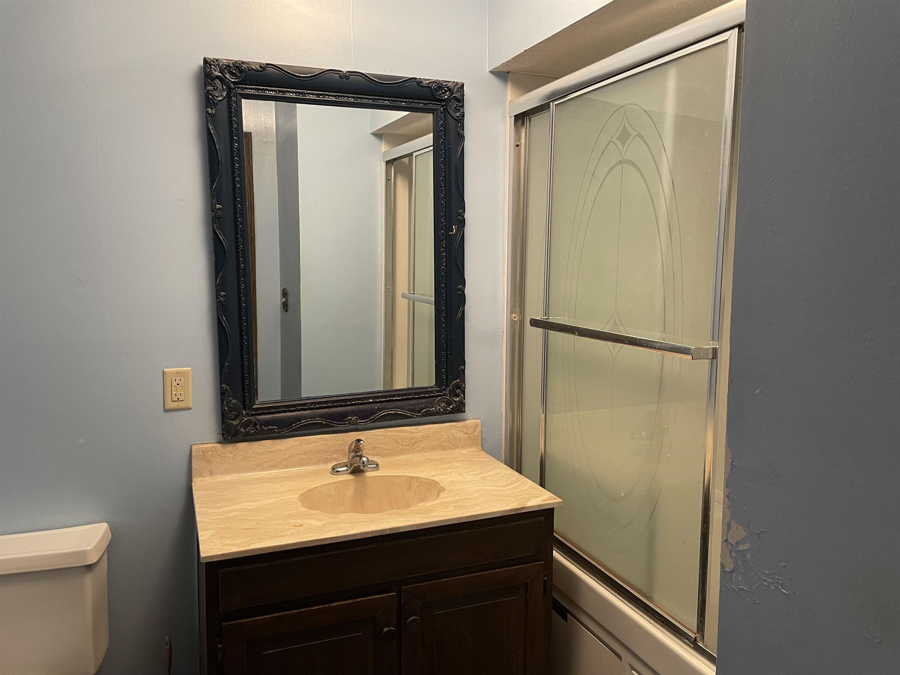 Halstead, Kansas 67056, United States, 4 Bedrooms Bedrooms, ,3 BathroomsBathrooms,Residential,Pending,61164