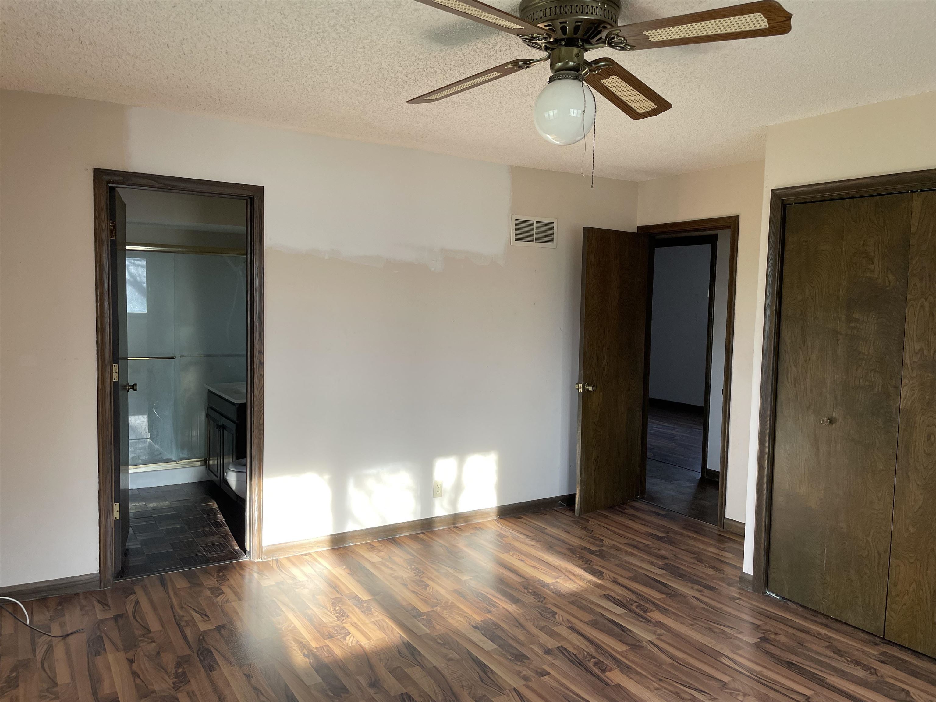 Halstead, Kansas 67056, United States, 4 Bedrooms Bedrooms, ,3 BathroomsBathrooms,Residential,Pending,61164