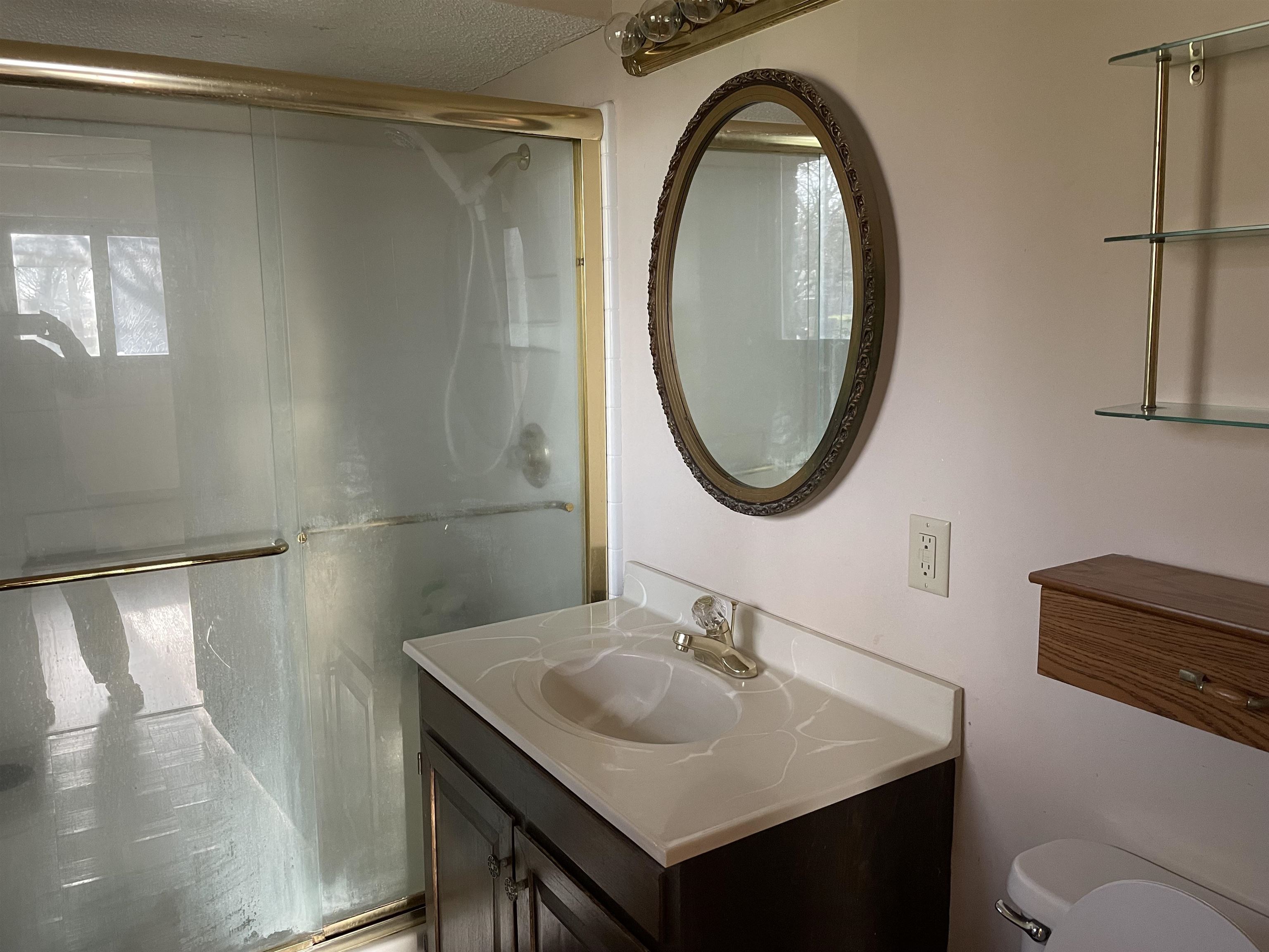 Halstead, Kansas 67056, United States, 4 Bedrooms Bedrooms, ,3 BathroomsBathrooms,Residential,Pending,61164