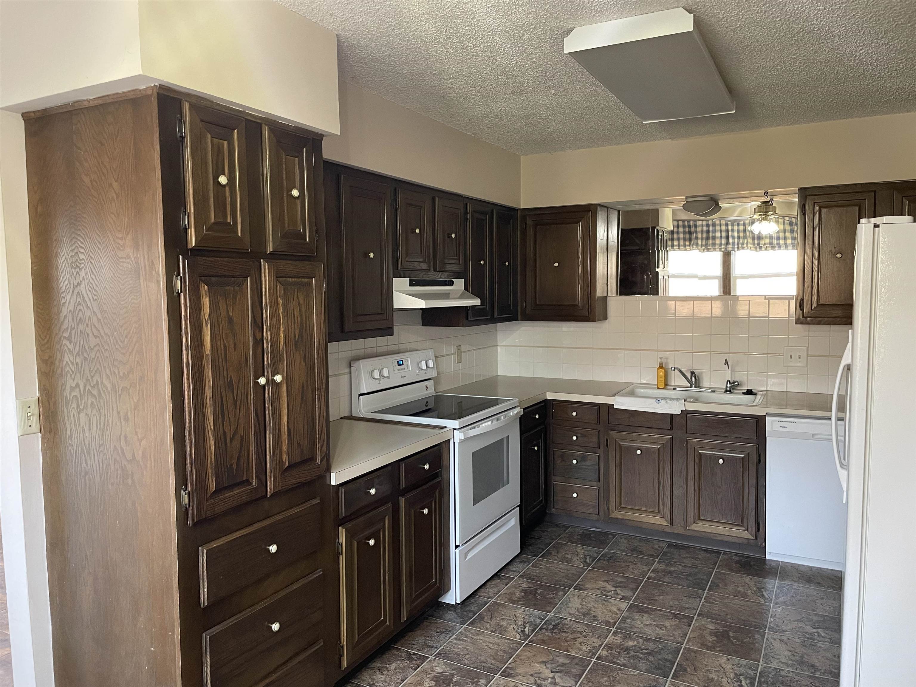 Halstead, Kansas 67056, United States, 4 Bedrooms Bedrooms, ,3 BathroomsBathrooms,Residential,Pending,61164