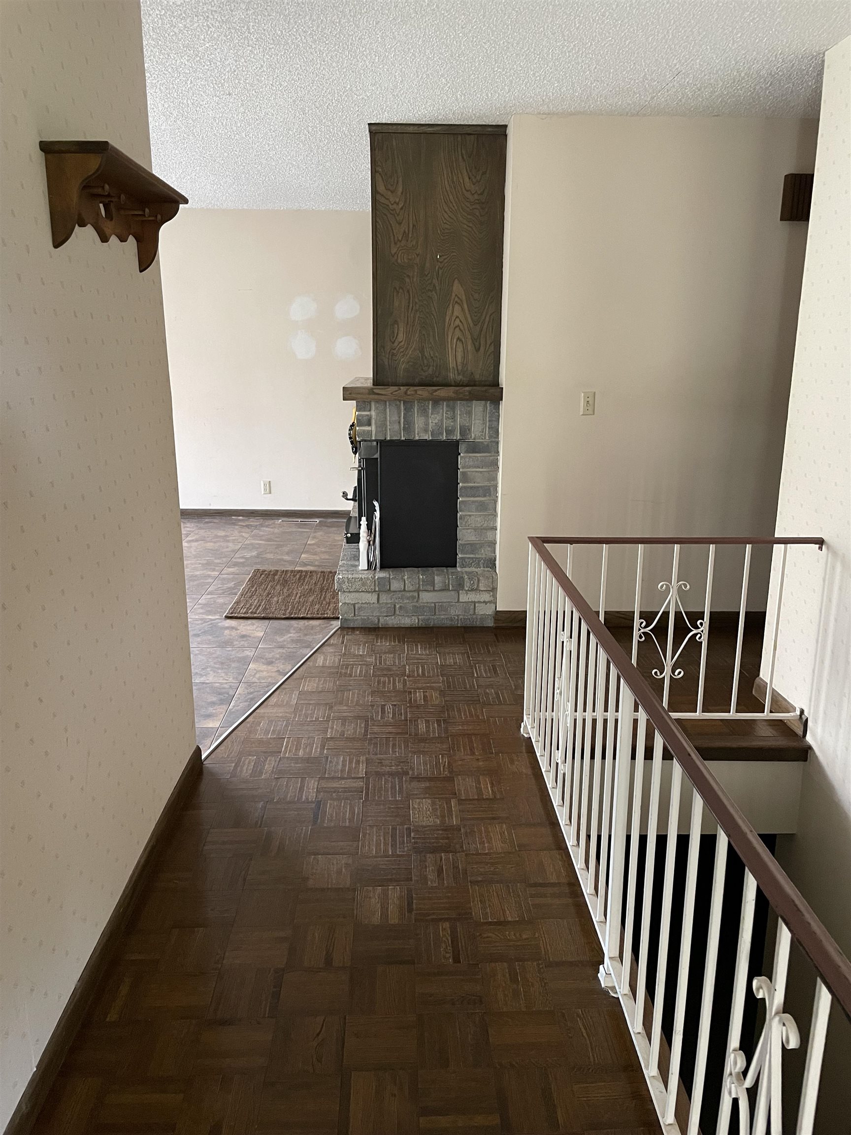 Halstead, Kansas 67056, United States, 4 Bedrooms Bedrooms, ,3 BathroomsBathrooms,Residential,Pending,61164