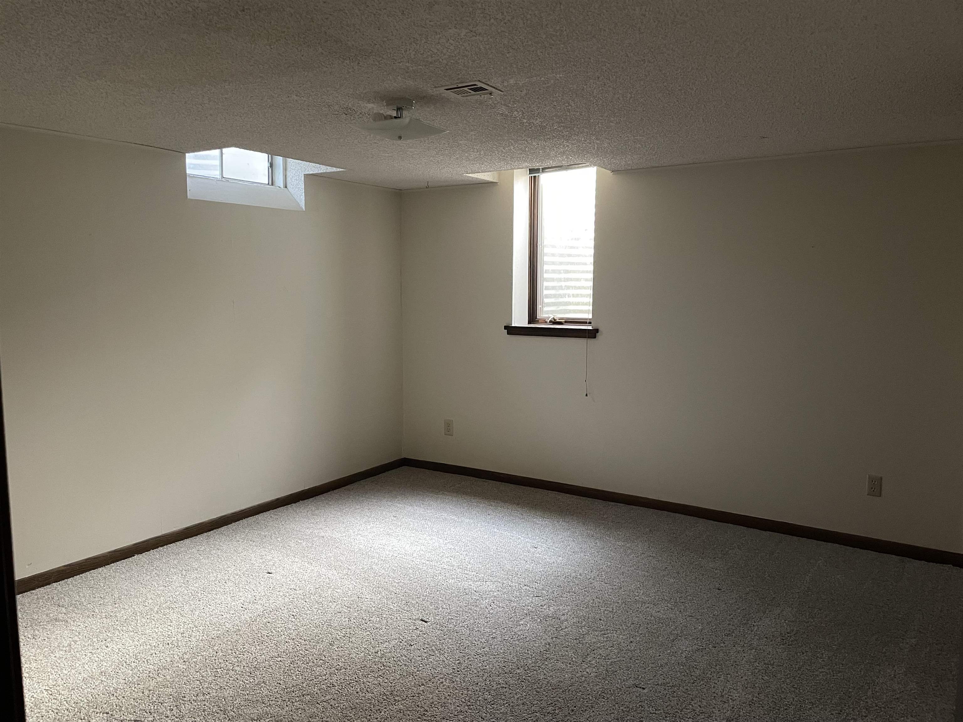 Halstead, Kansas 67056, United States, 4 Bedrooms Bedrooms, ,3 BathroomsBathrooms,Residential,Pending,61164