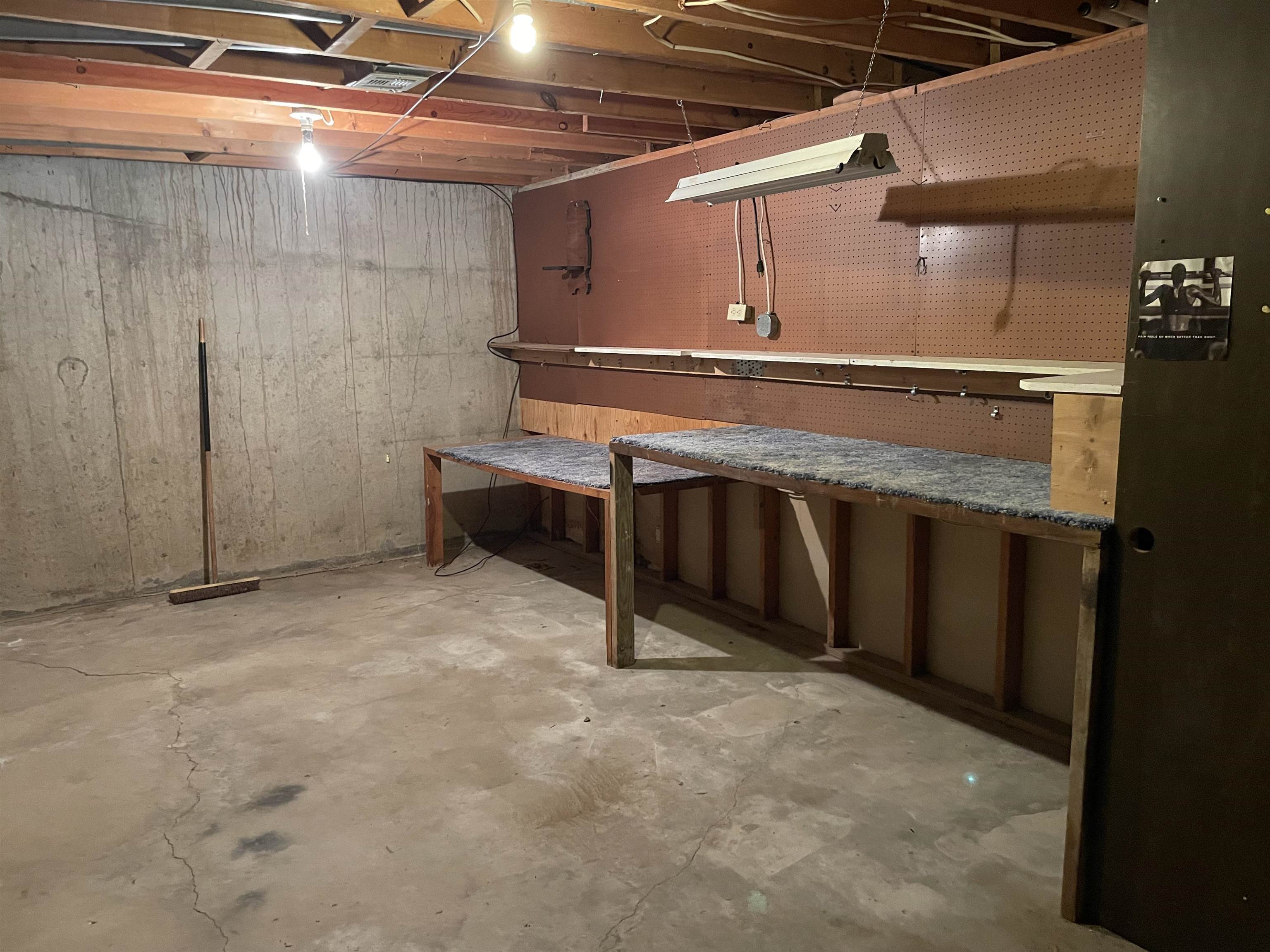 Halstead, Kansas 67056, United States, 4 Bedrooms Bedrooms, ,3 BathroomsBathrooms,Residential,Pending,61164