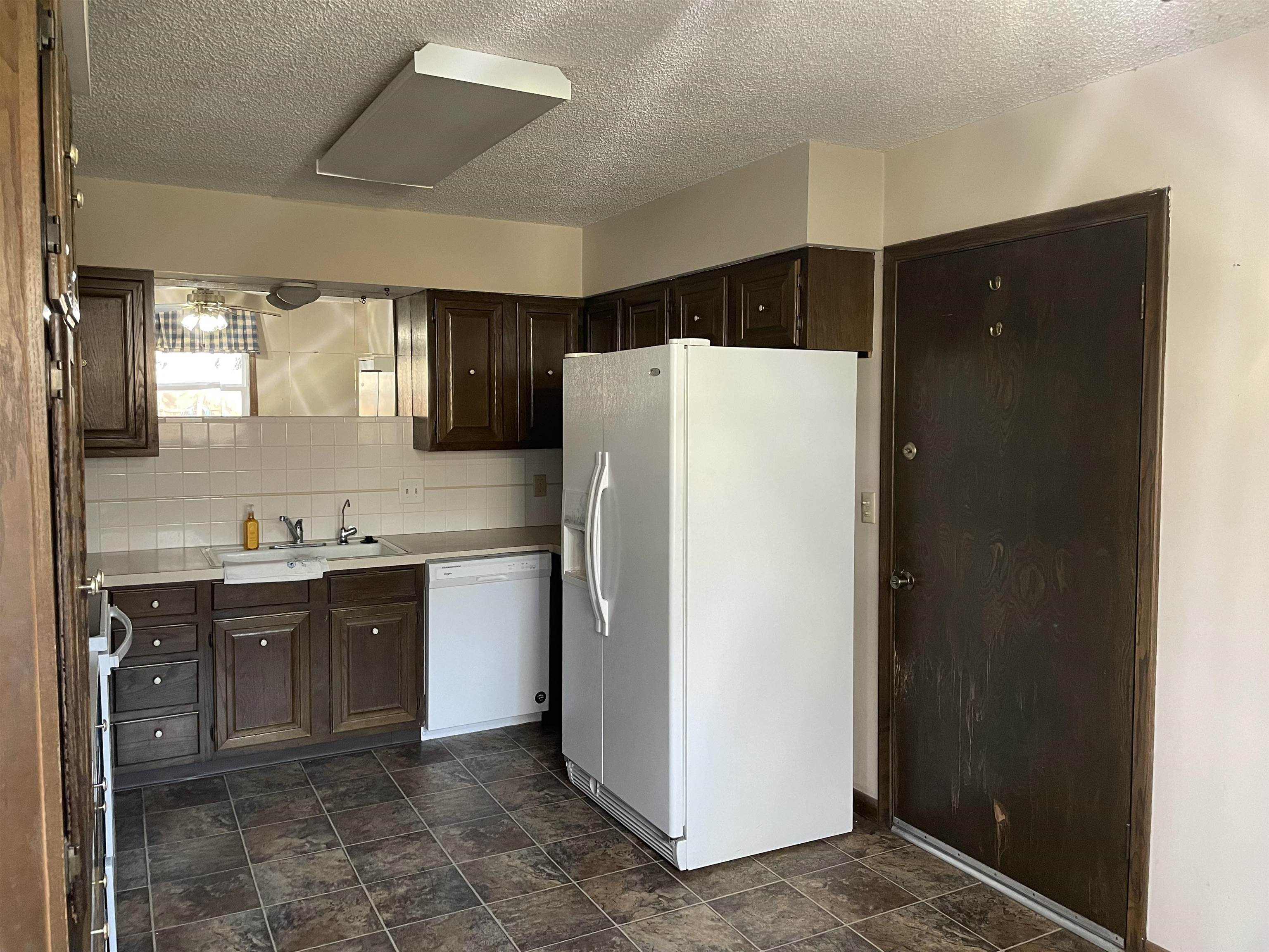 Halstead, Kansas 67056, United States, 4 Bedrooms Bedrooms, ,3 BathroomsBathrooms,Residential,Pending,61164