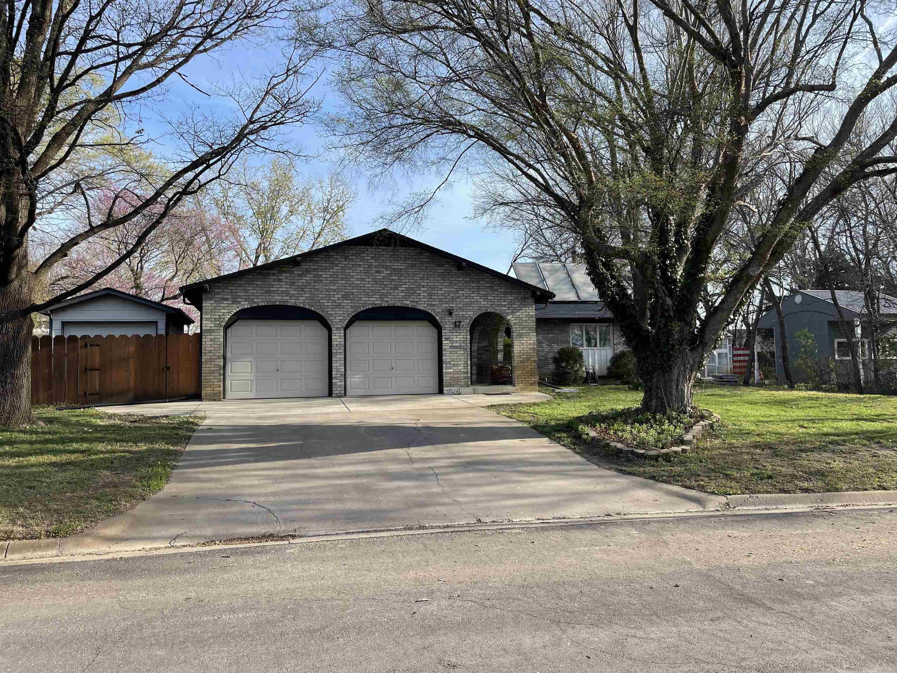 Halstead, Kansas 67056, United States, 4 Bedrooms Bedrooms, ,3 BathroomsBathrooms,Residential,Pending,61164