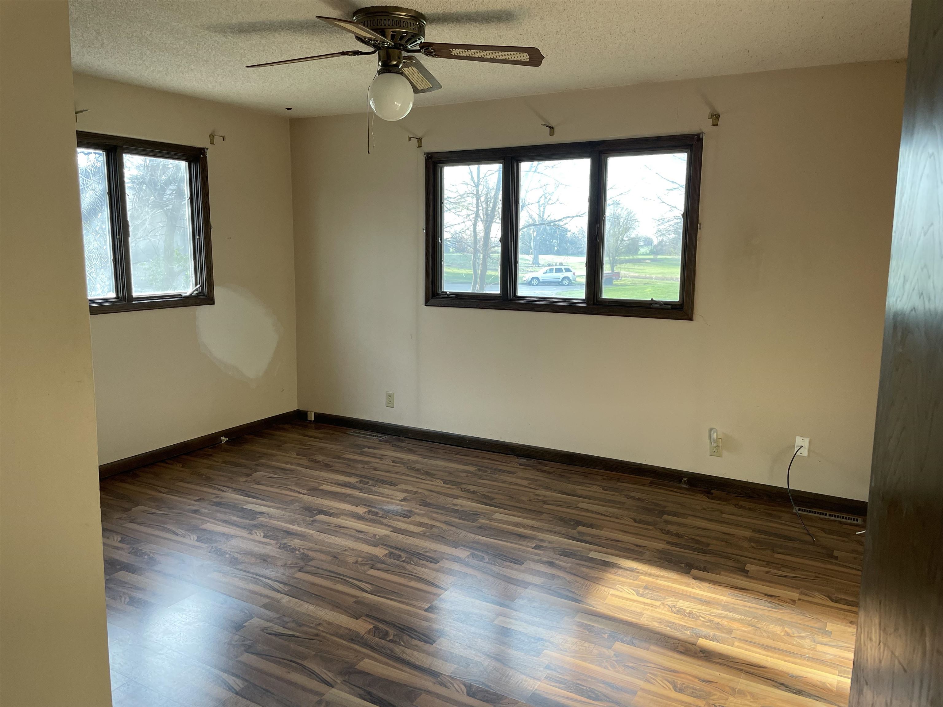 Halstead, Kansas 67056, United States, 4 Bedrooms Bedrooms, ,3 BathroomsBathrooms,Residential,Pending,61164