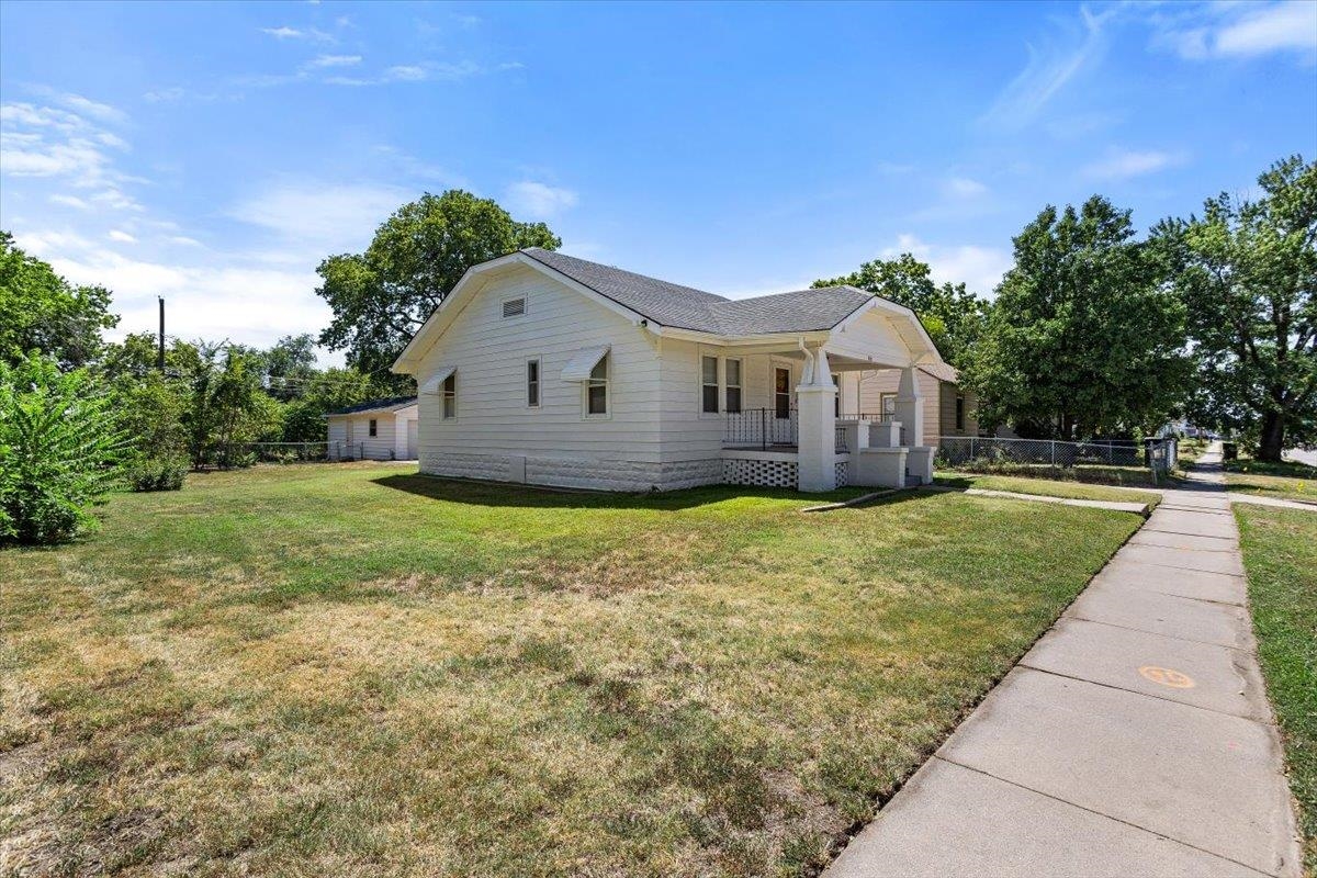 Wichita, Kansas 67213, United States, 2 Bedrooms Bedrooms, ,1 BathroomBathrooms,Residential,Pending,49135