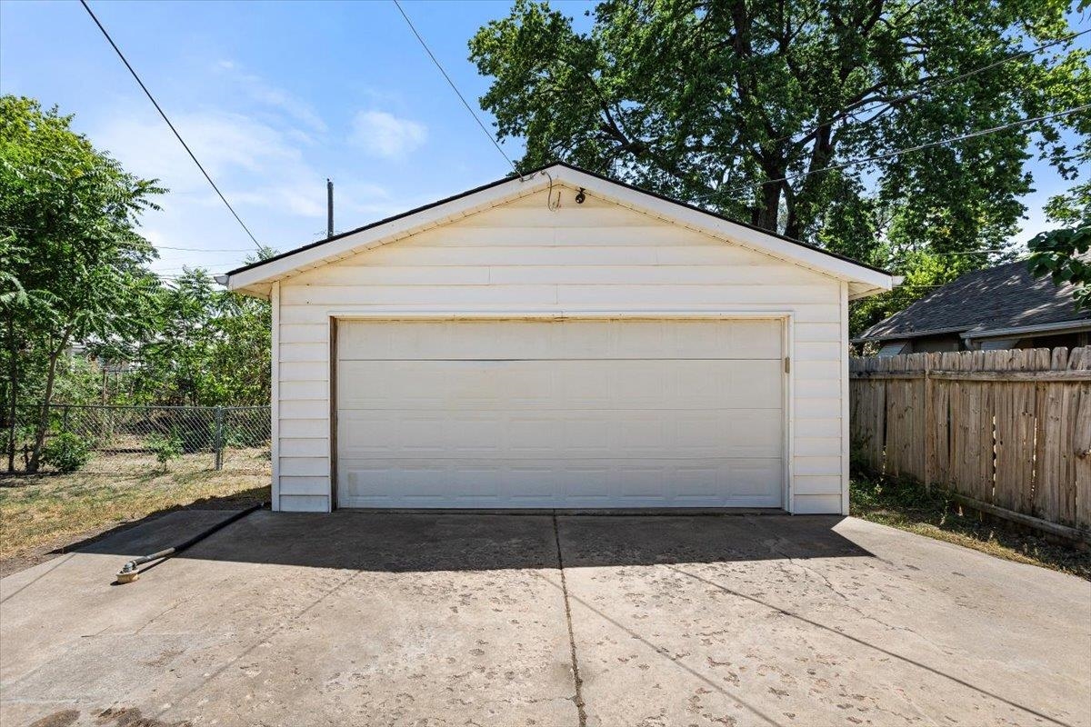 Wichita, Kansas 67213, United States, 2 Bedrooms Bedrooms, ,1 BathroomBathrooms,Residential,Pending,49135