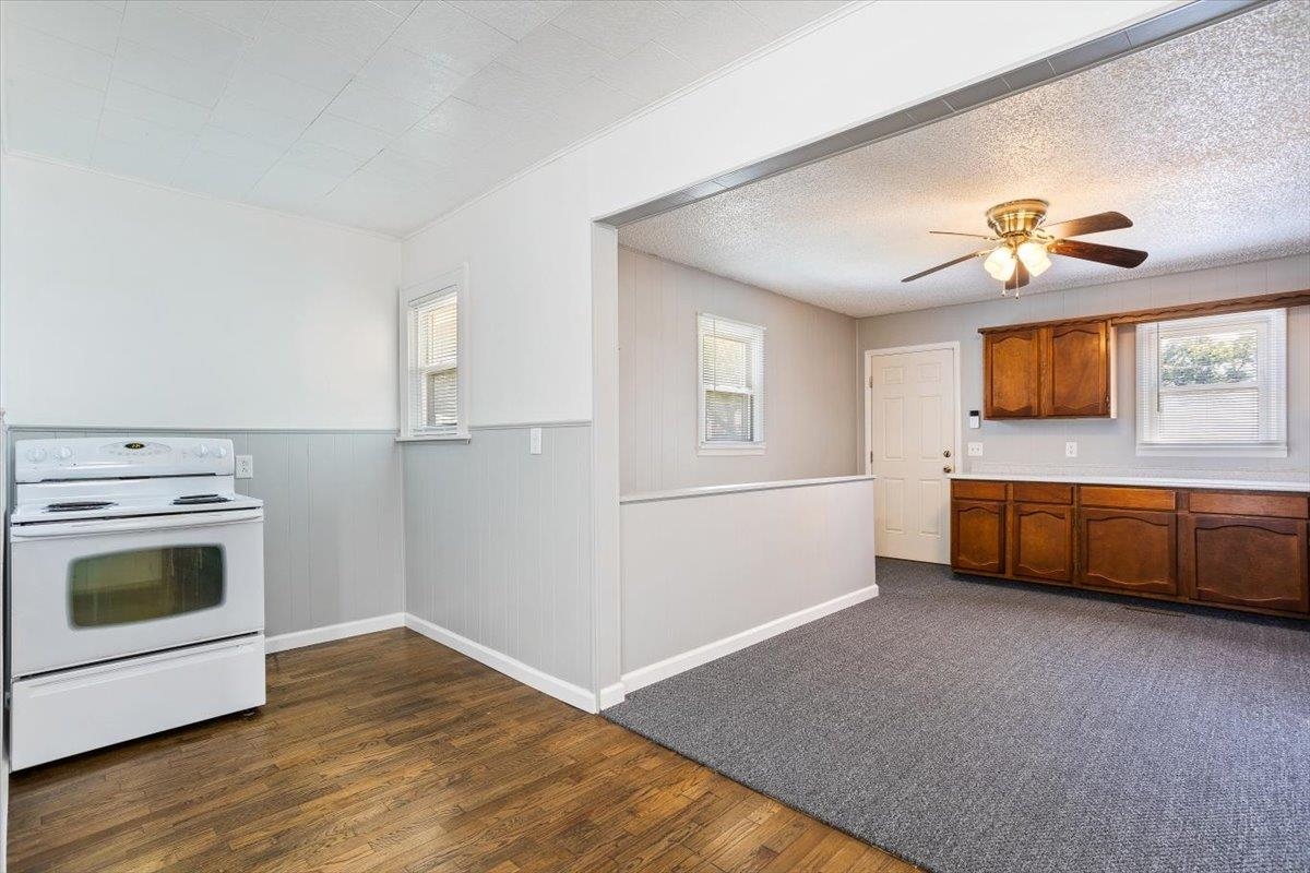 Wichita, Kansas 67213, United States, 2 Bedrooms Bedrooms, ,1 BathroomBathrooms,Residential,Pending,49135